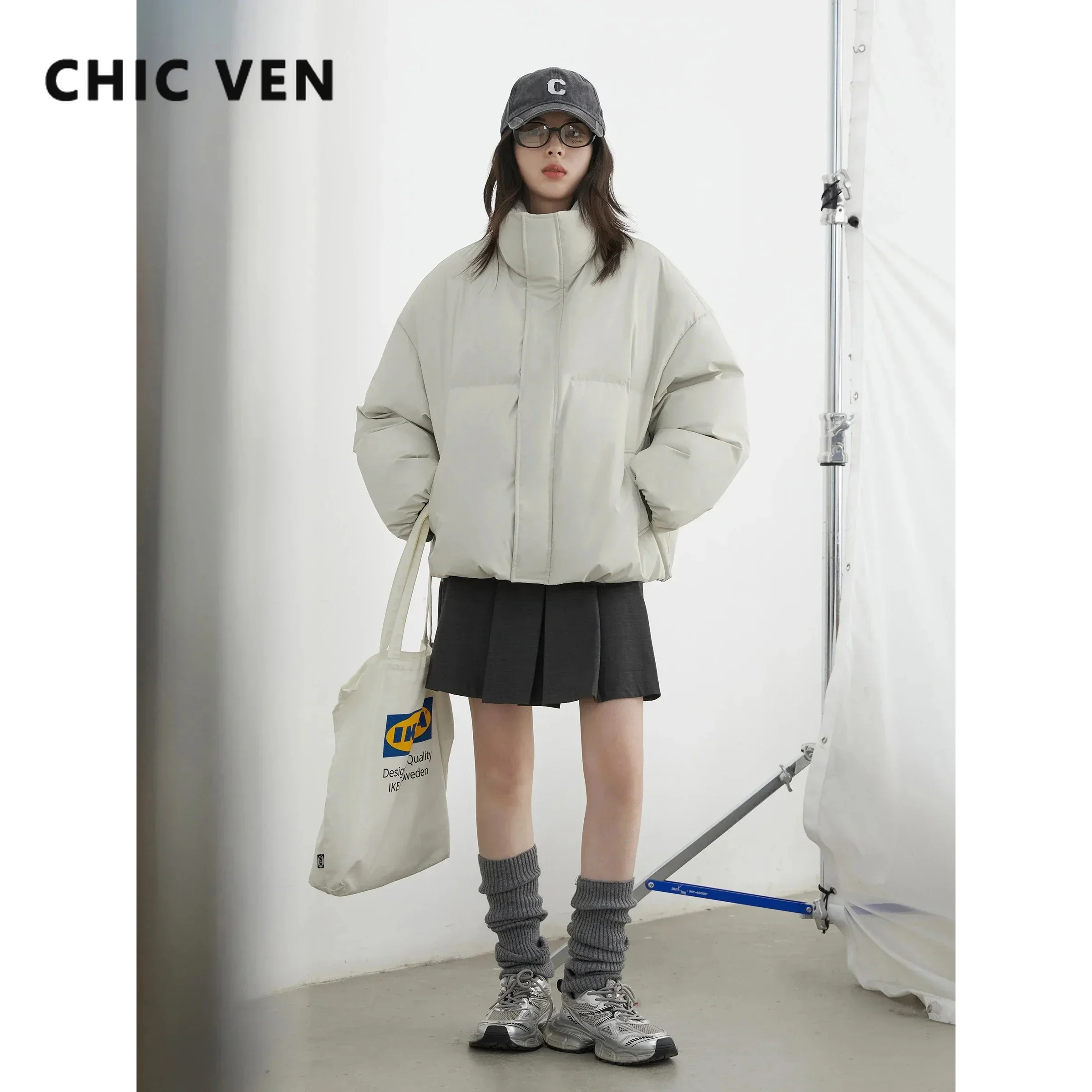 شيك فين معاطف نسائية عصرية فضفاضة بياقة واقفة PU 90 سترات بيضاء مبطنة للأسفل ملابس نسائية دافئة لخريف وشتاء 2025