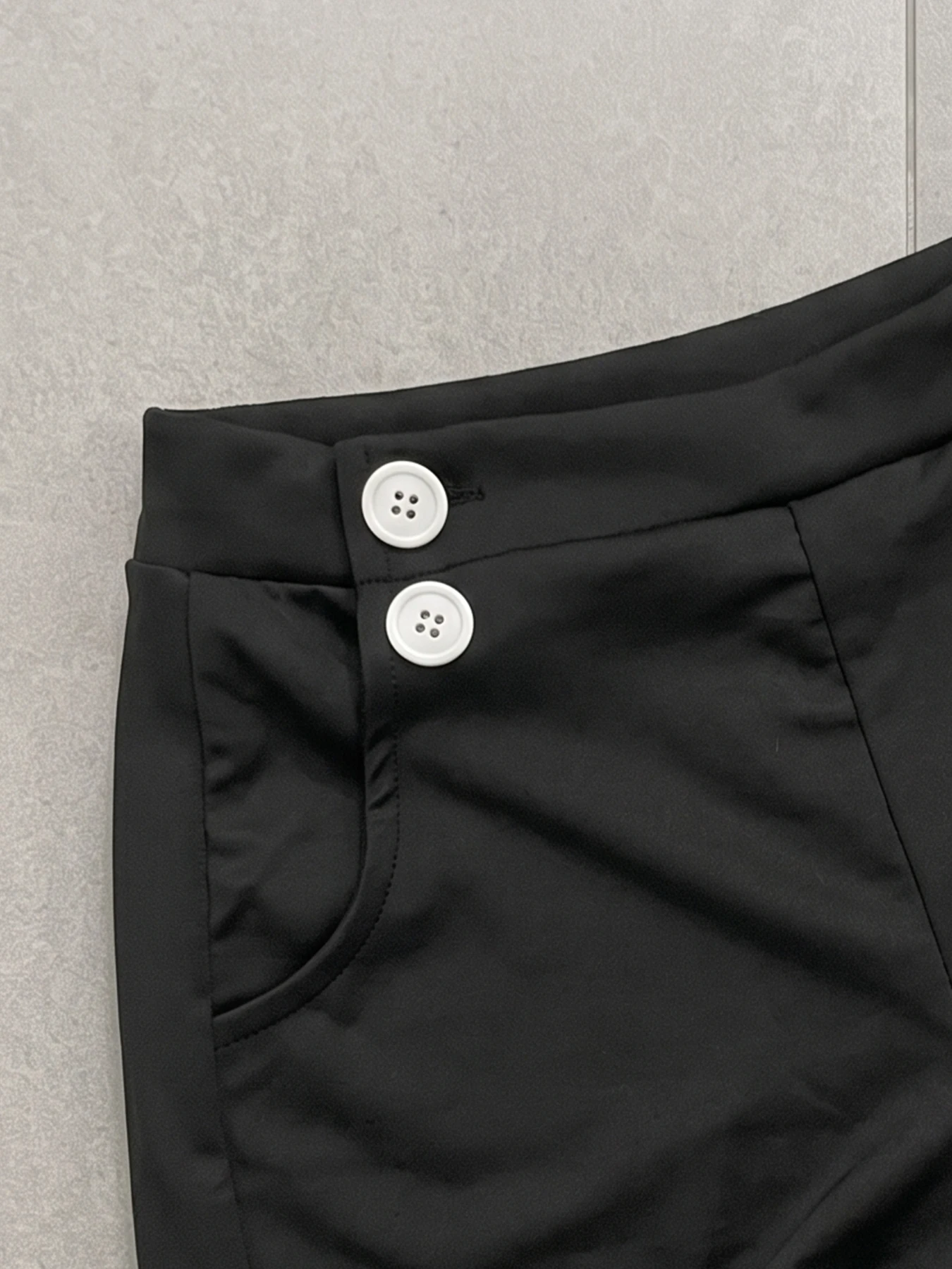 Sommerliche Basic-Shorts für Damen mit hoher Taille, Harajuku-Stil, einfarbig schwarz, grau gestreift, mit zwei Knöpfen an der Vordertasche, elastischem Bund, lässige Hose. – Detail 6