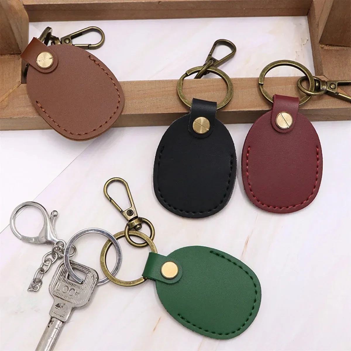 

Retro PU Leather Keychain For Apple Airtag Anti-lost Tracker Locator Device Accessories For Airtags Holder Protective Case