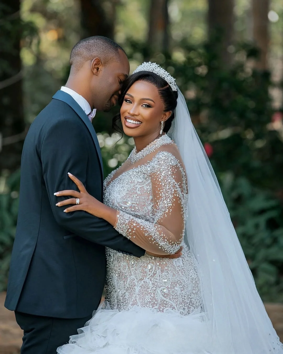 Customized High Collar Shinny Beads Applique Wedding Dress Robe De Mariée African Long Sleeves Country Tiers Tulle Bridal Gown