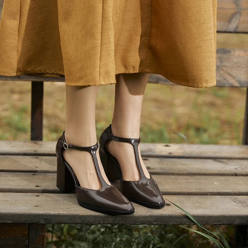 

2025 New Fashion Lacquer Leather T-shaped Pumps Round Toe Square Heel Straw Shoes French High Heels One Button Baotou Sandals