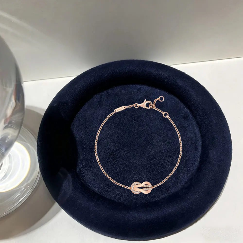 

Новый браслет с двойной петлевой застежкой и восьмиконечной пряжкой, украшенный бриллиантами, создает изысканную и роскошную атмосферу.