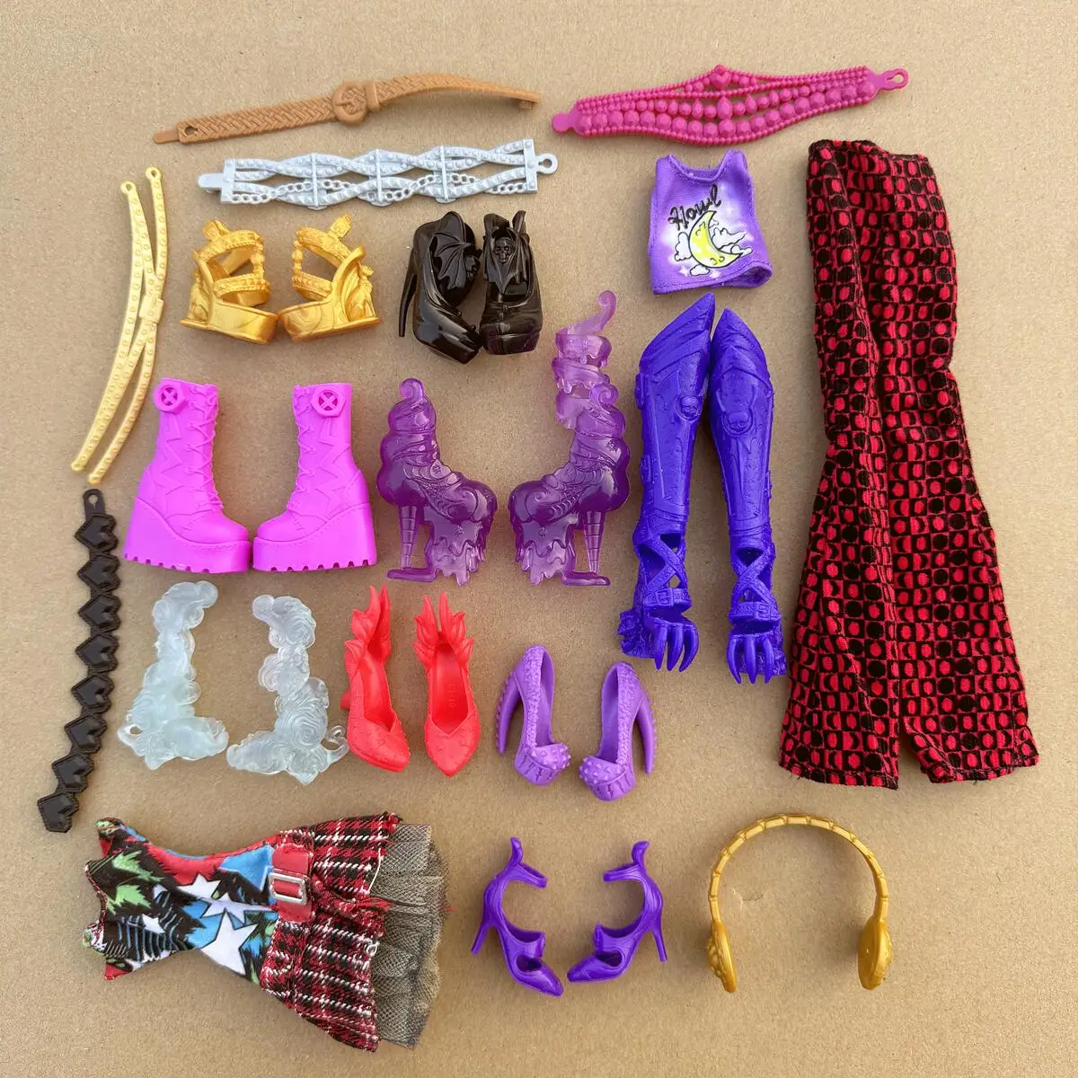 

Аксессуары для кукол-монстров: обувь, ремни, одежда, суставы, тело