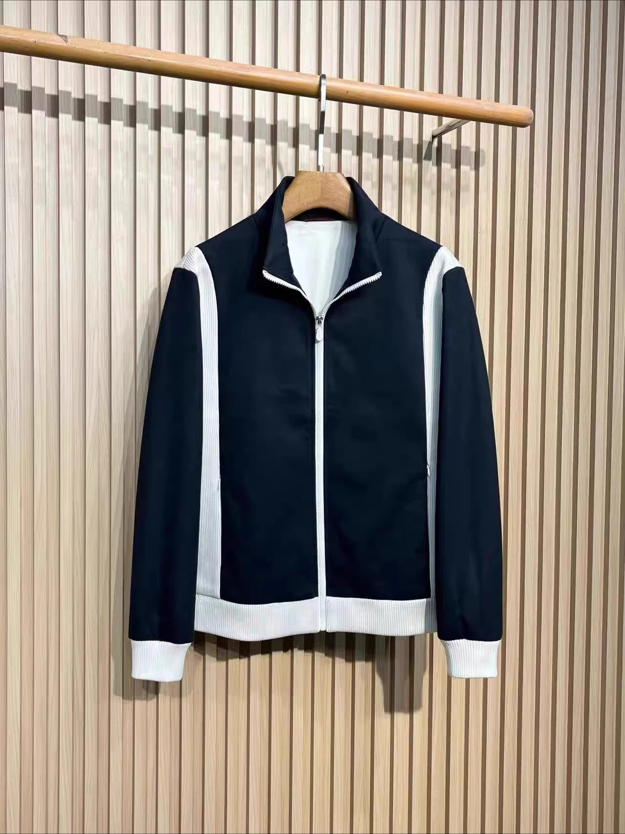 

BC Итальянская замшевая контрастная вязаная куртка с воротником-стойкой и вышивкой