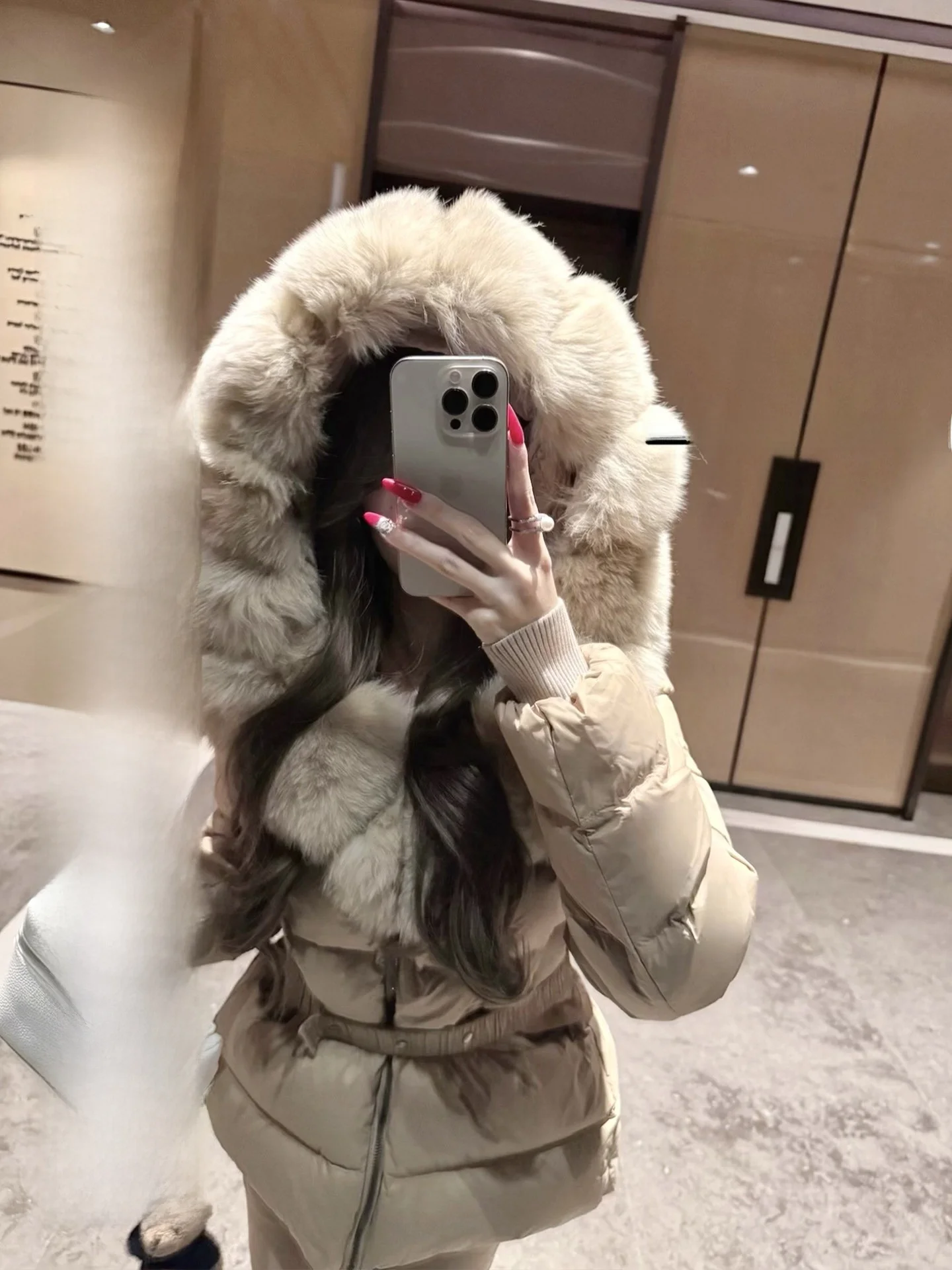 

Женская зимняя теплая пуховая куртка CCZEE с меховым воротником, пушистым капюшоном, утягивающим поясом, длинными рукавами, средней длины, на молнии