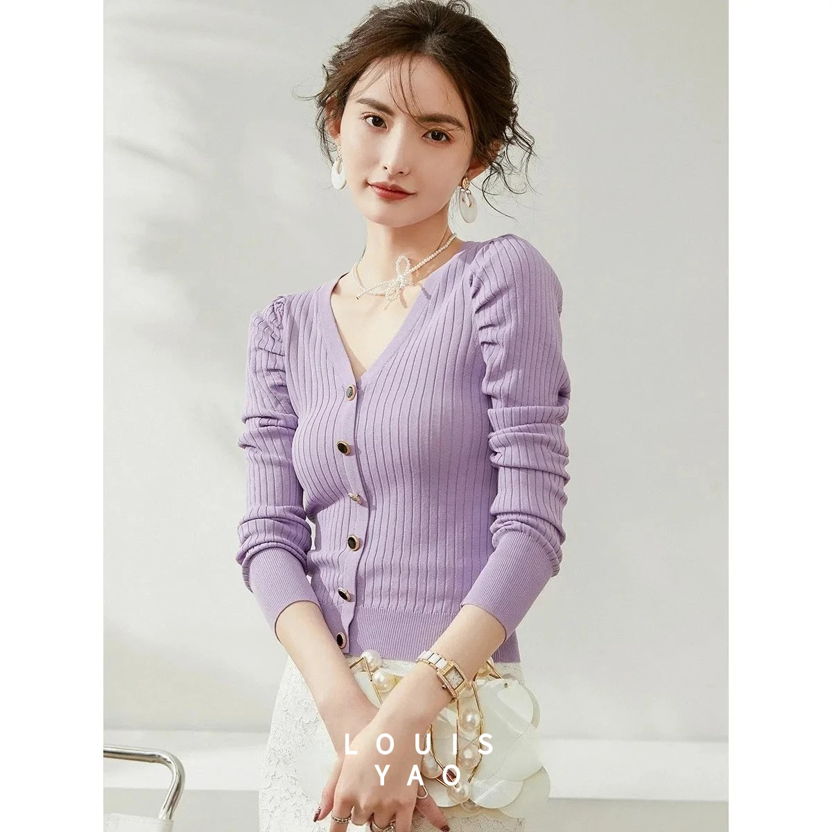 

Женский вязаный свитер LOUISYAO с V-образным вырезом и декоративными пуговицами, однотонный, с длинным рукавом, в стиле ретро, весна-осень 2025