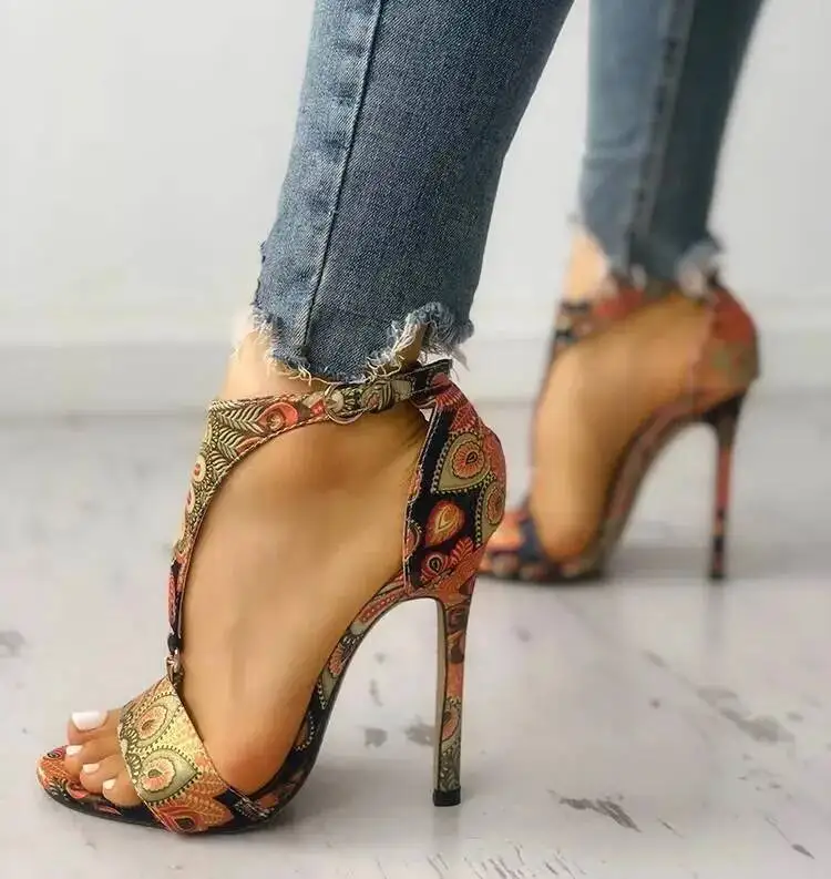 Sandalias de tacón de aguja con estampado bohemio y correa en T para mujer, con punta abierta, hebilla en el tobillo y recortes, calzado de verano tipo pumps.