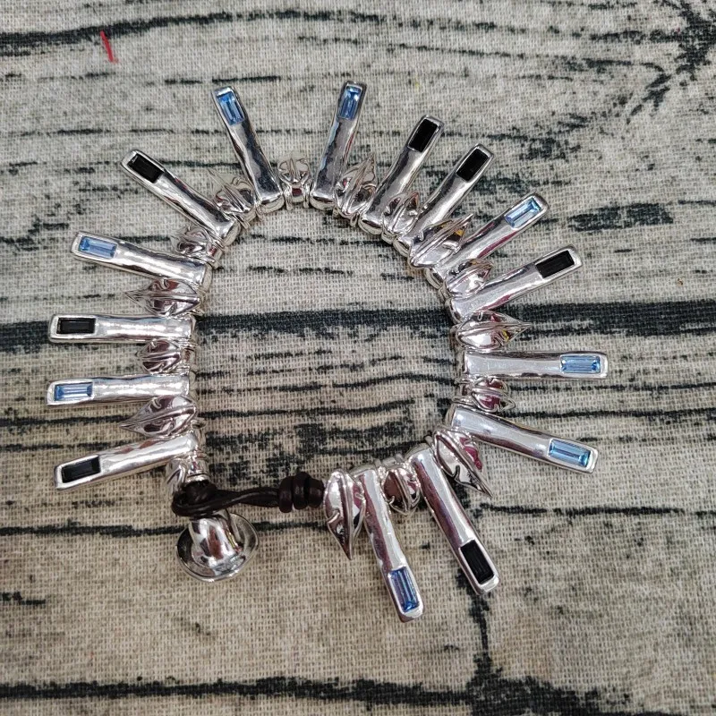 

Новый бестселлер 2026 года: изысканный браслет в ретро-стиле с синим драгоценным камнем, идеально подходящий для ювелирных украшений для девочек.