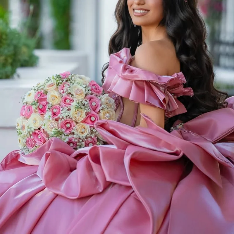 Robe Quinceanera en Satin rose, épaules dénudées, dentelle superposée, décalcomanies à paillettes, longue queue, nœud, robes de 15 Quinceanera ﻿ Personnaliser