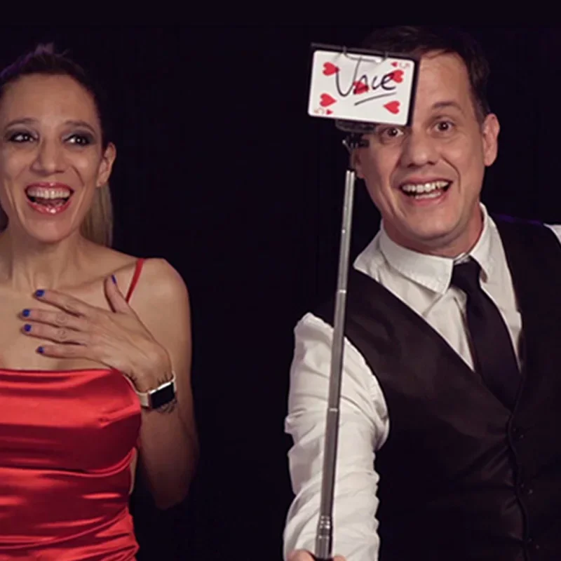 Selfie Catch (gimmicks en instructies) door Gustavo Raley Goocheltrucs Vind de ondertekende kaart Voorspelling Podiumillusies Mentalisme