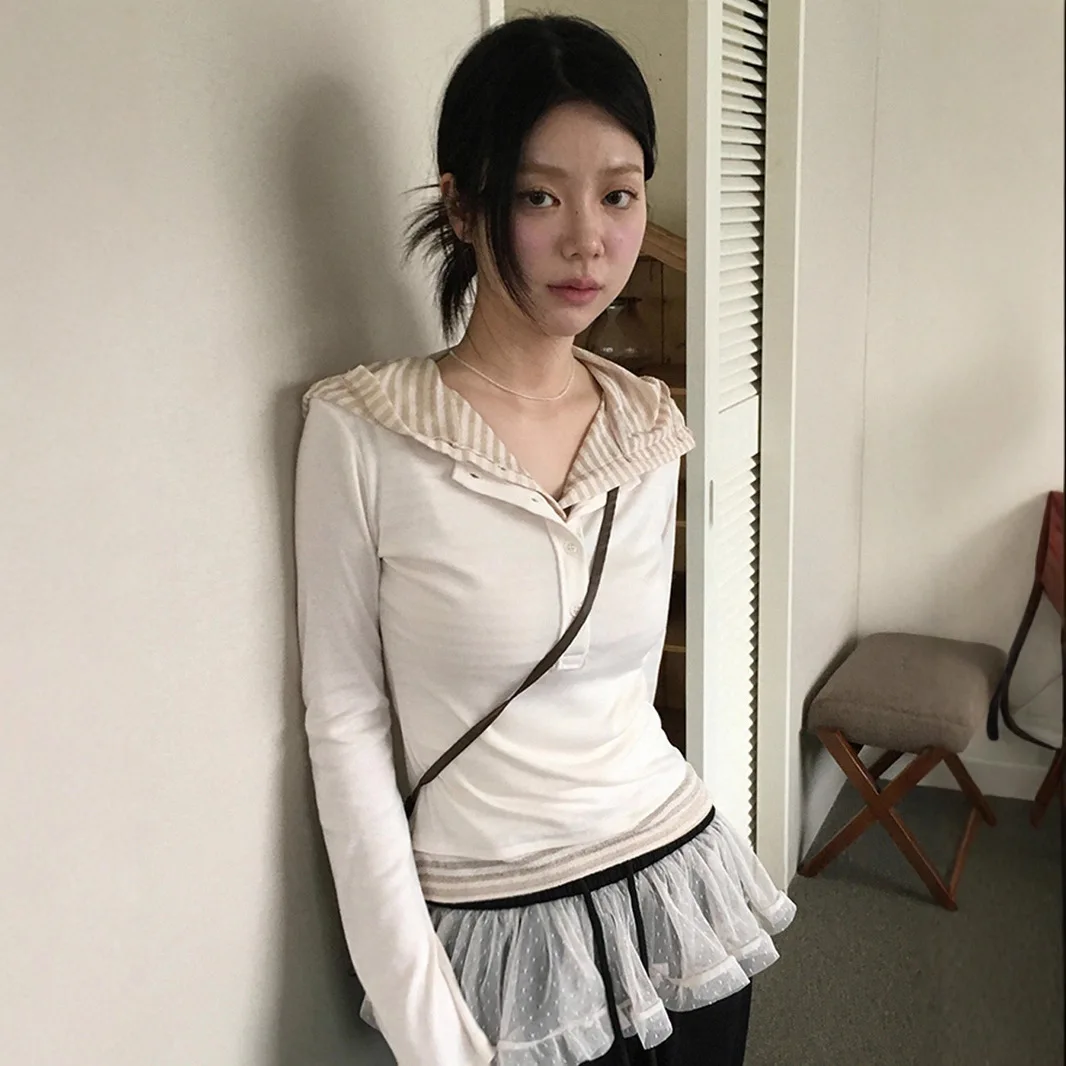 

Ins, летняя однотонная футболка с воротником, украшенная пуговицами, искусственная двухсекционная облегающая футболка с капюшоном, уличная модная стильная одежда для женщин