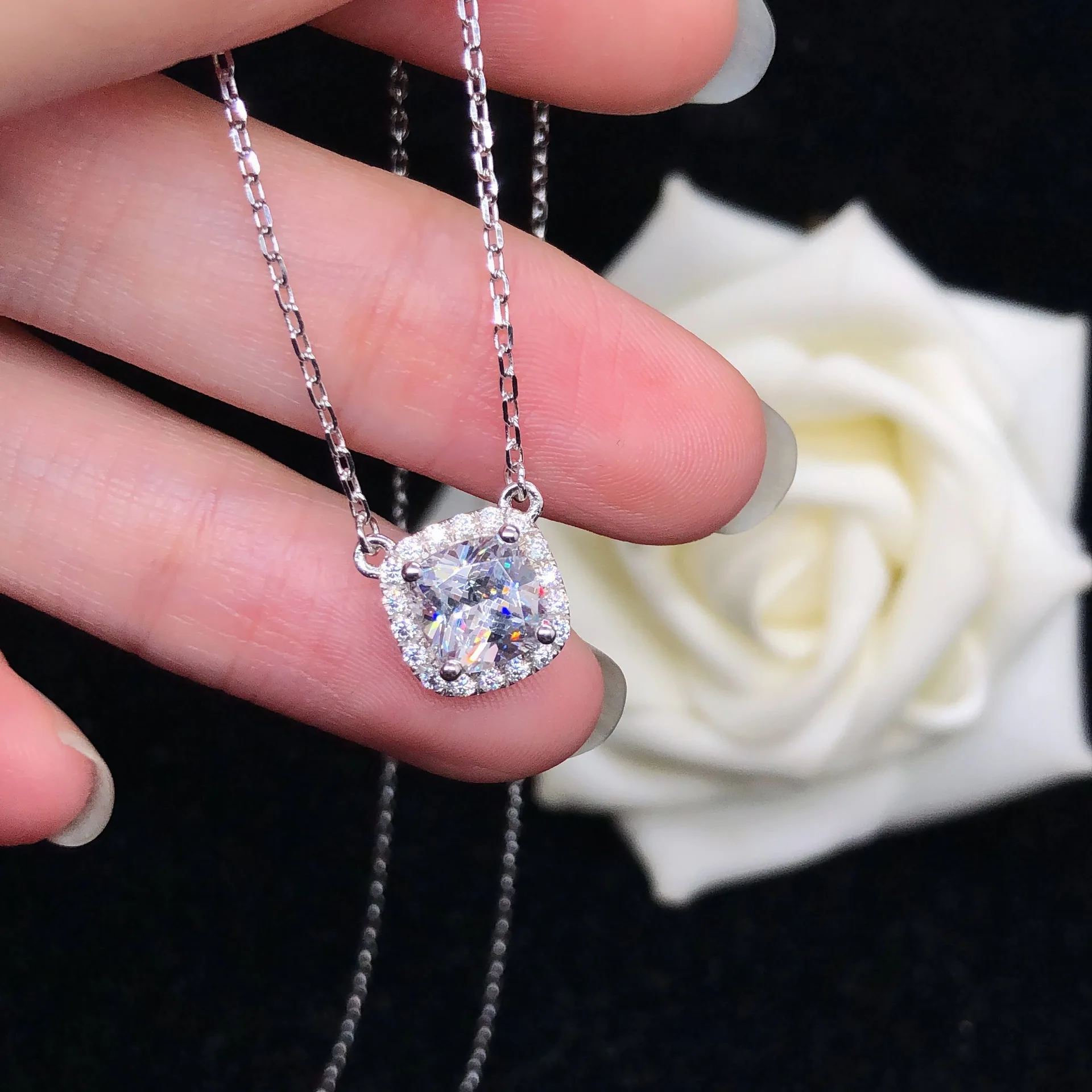 PT950 platinum diamond necklace womens four-claw fat square necklace pendant 2 carat moissanite necklace platinum clavicle chain