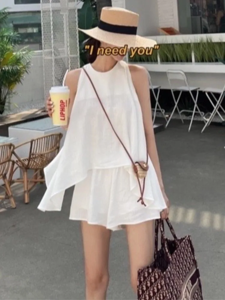 

Модный женский комплект из двух предметов: жилет с широким подолом и шорты с эластичной талией. Летний уличный и повседневный стиль.