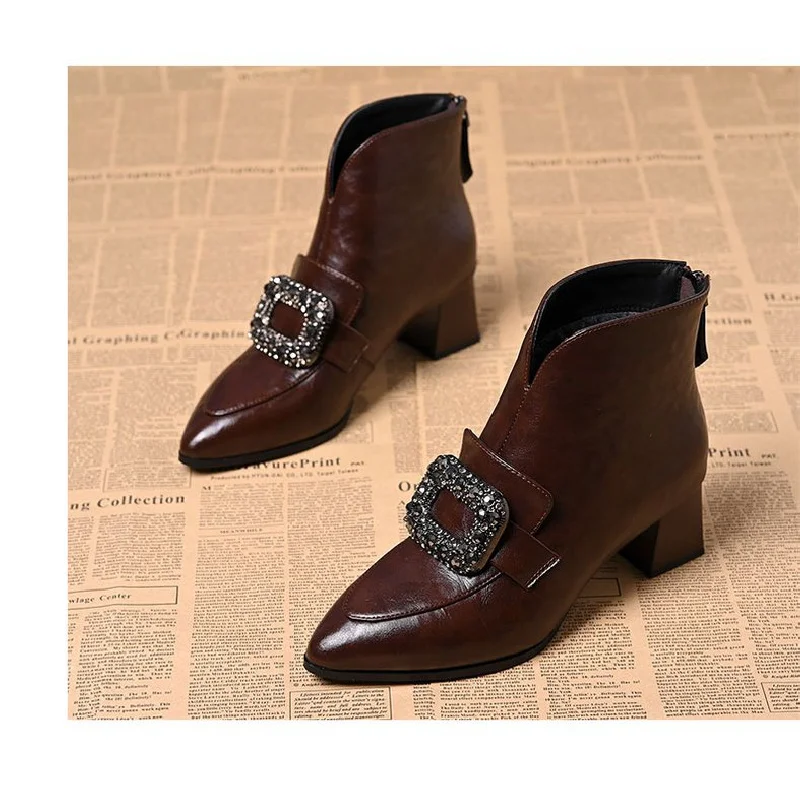Bottes courtes à talons épais pour femmes, chaussures chics à bout pointu avec strass et boucle carrée, chaussures à talons hauts ajustées, nouvelle collection hiver