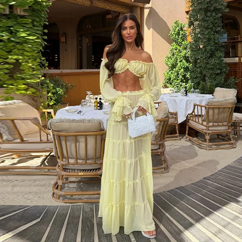 

Элегантный желтый комплект из двух предметов с открытыми плечами: женский укороченный топ с рюшами из прозрачного шифона и юбка макси с высокой талией для летнего пляжного отдыха