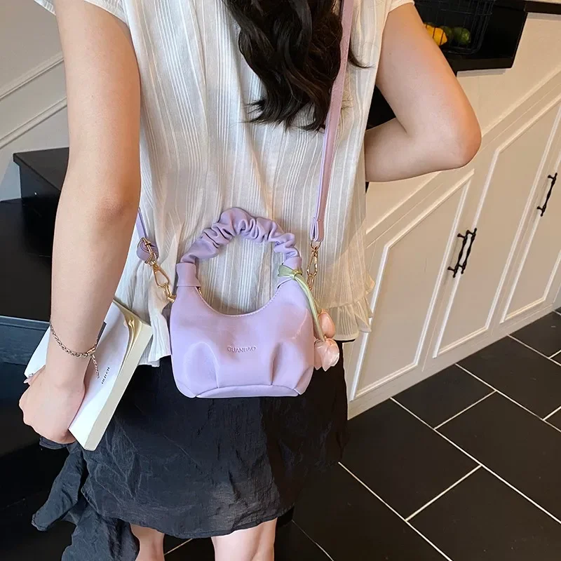 

Женская сумка-мессенджер с кожаными элементами, эксклюзивная модель от известного дизайнерского бренда, классический и модный стиль.