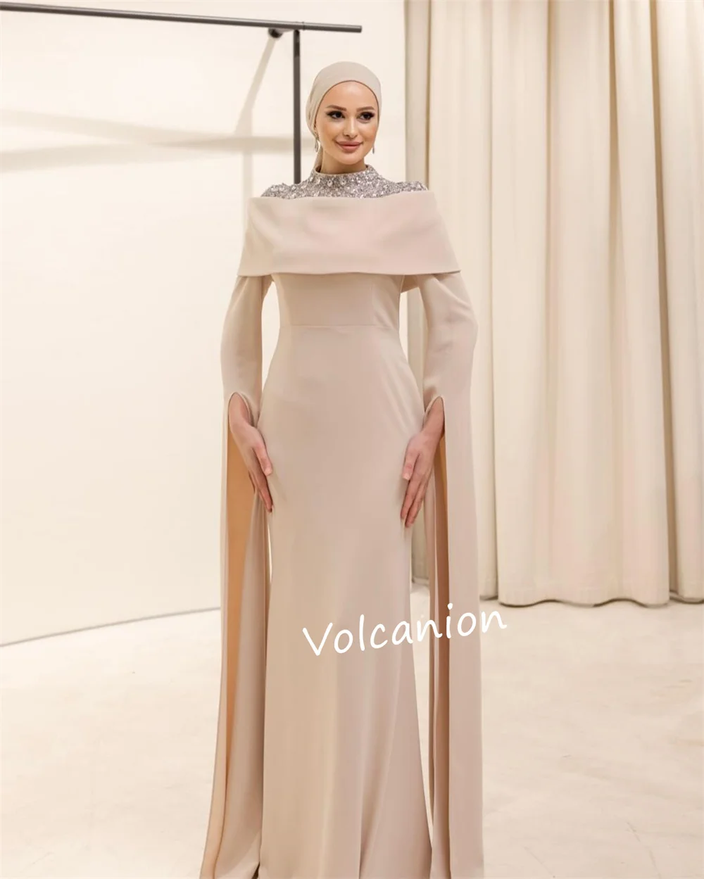 فساتين طويلة مخصصة من الجيرسيه مطرزة على شكل حرف A وياقة عالية مناسبة مخصصة للحفلات الراقصة أزياء أنيقة في المملكة العربية السعودية