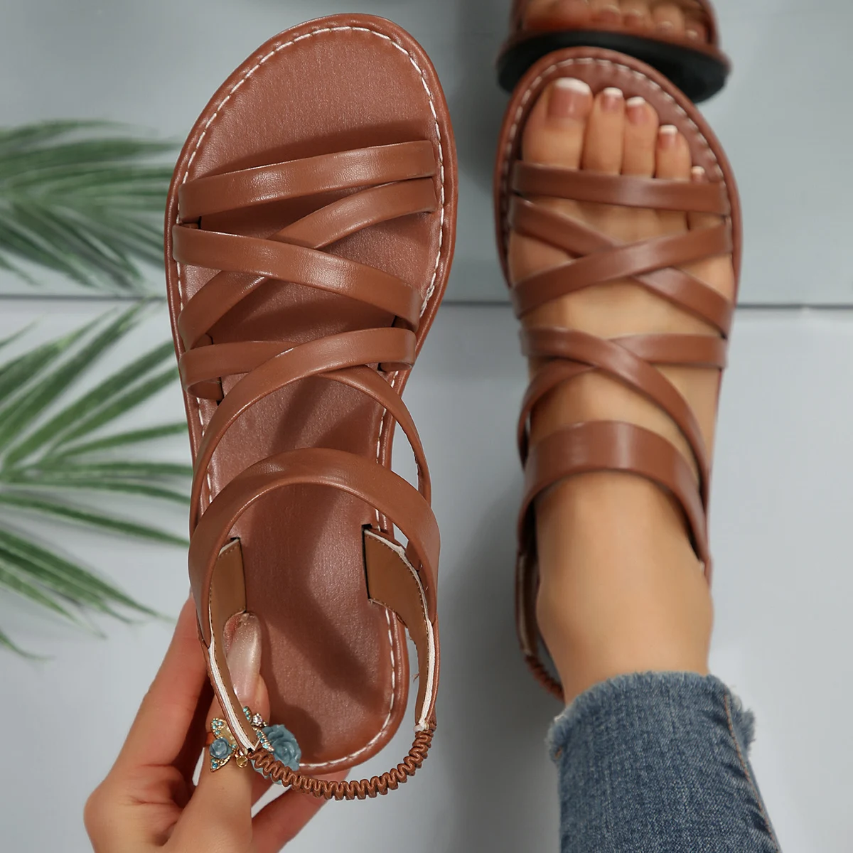 

Женские сандалии на плоской подошве, легкая уютная повседневная обувь, женские новые прогулочные тапочки, новинка 2025, летние уличные пляжные сандалии, шлепанцы