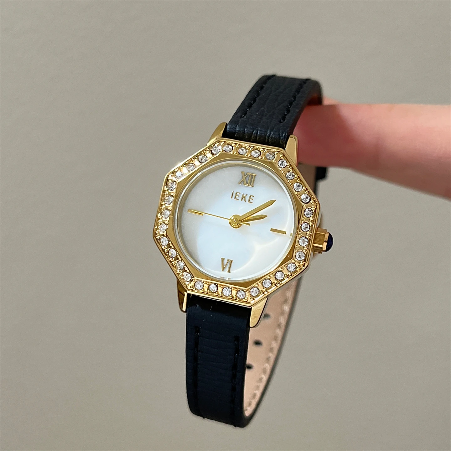 Reloj rojo Ankora con tachuelas de diamantes blancos visible para mujer, correa fina retro, exquisito reloj de cuarzo versátil para mujer
