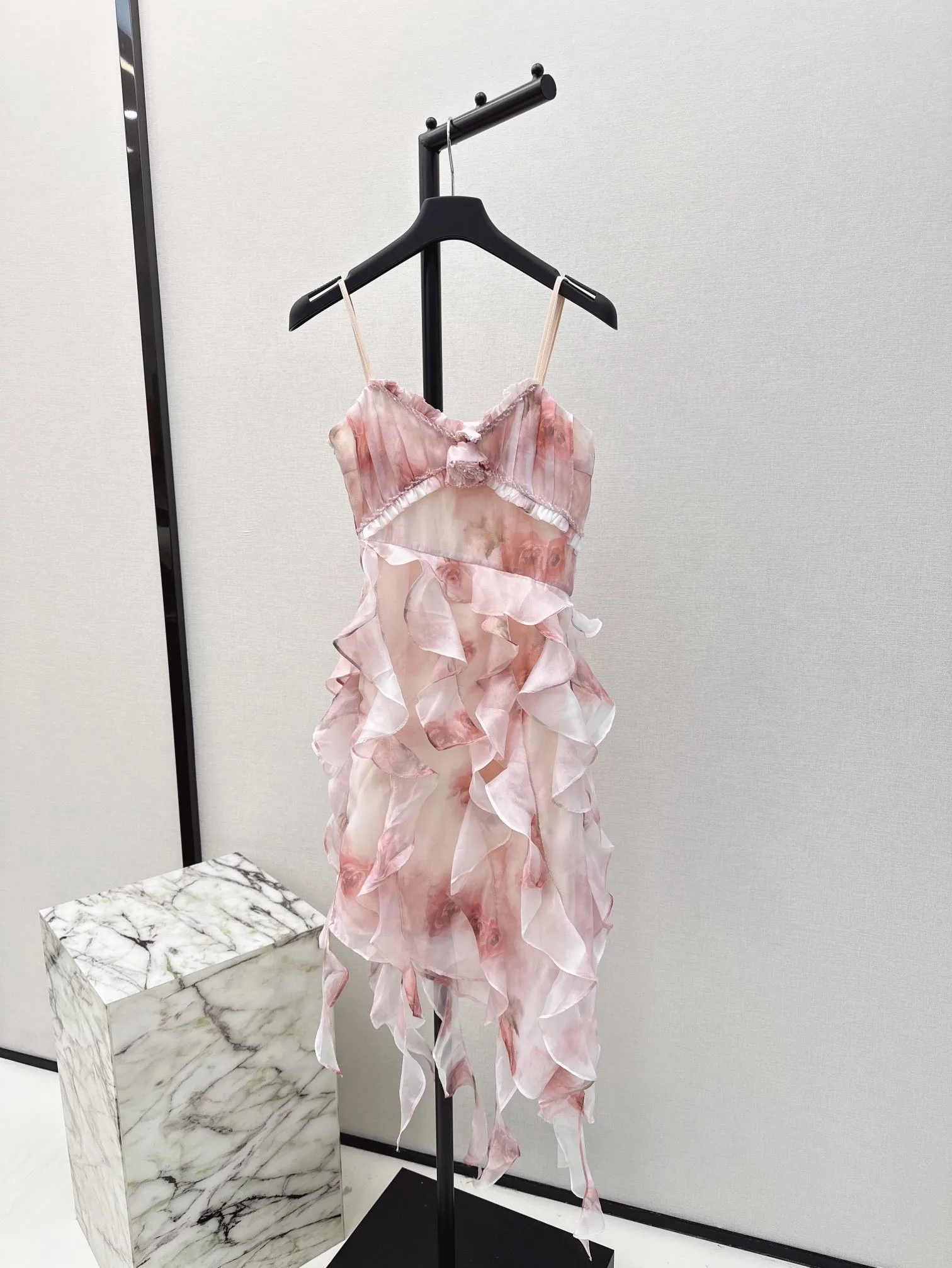 

Women's Clothing spring/summer new three-dimensional waist halter dress 6.03
