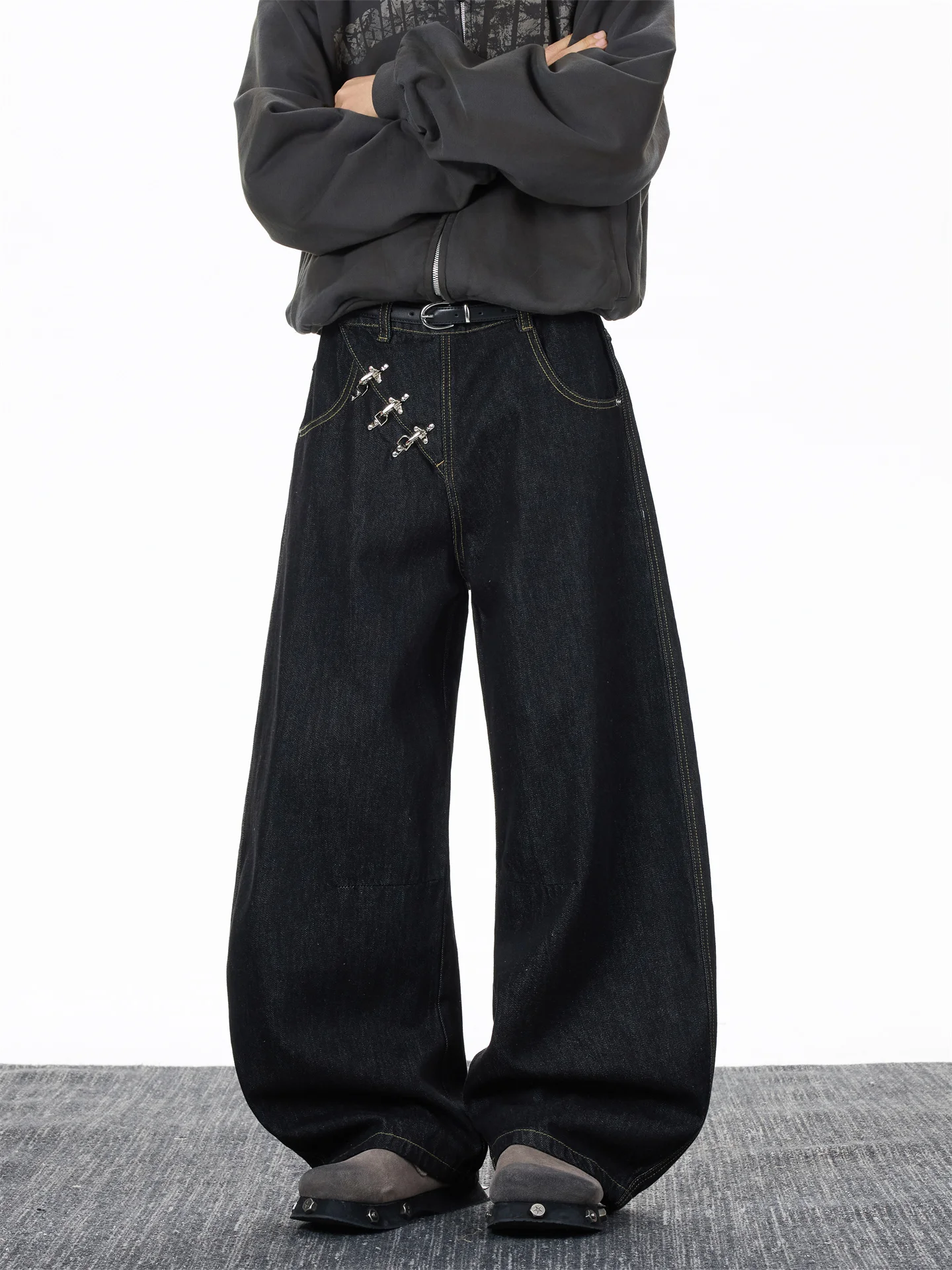 

Ретро-джинсы в американском стиле для мужчин, уличные, универсальные, прямого кроя, с металлическими элементами и декоративными ножевыми вставками, синие, с маленькими металлическими элементами в виде самолетов.