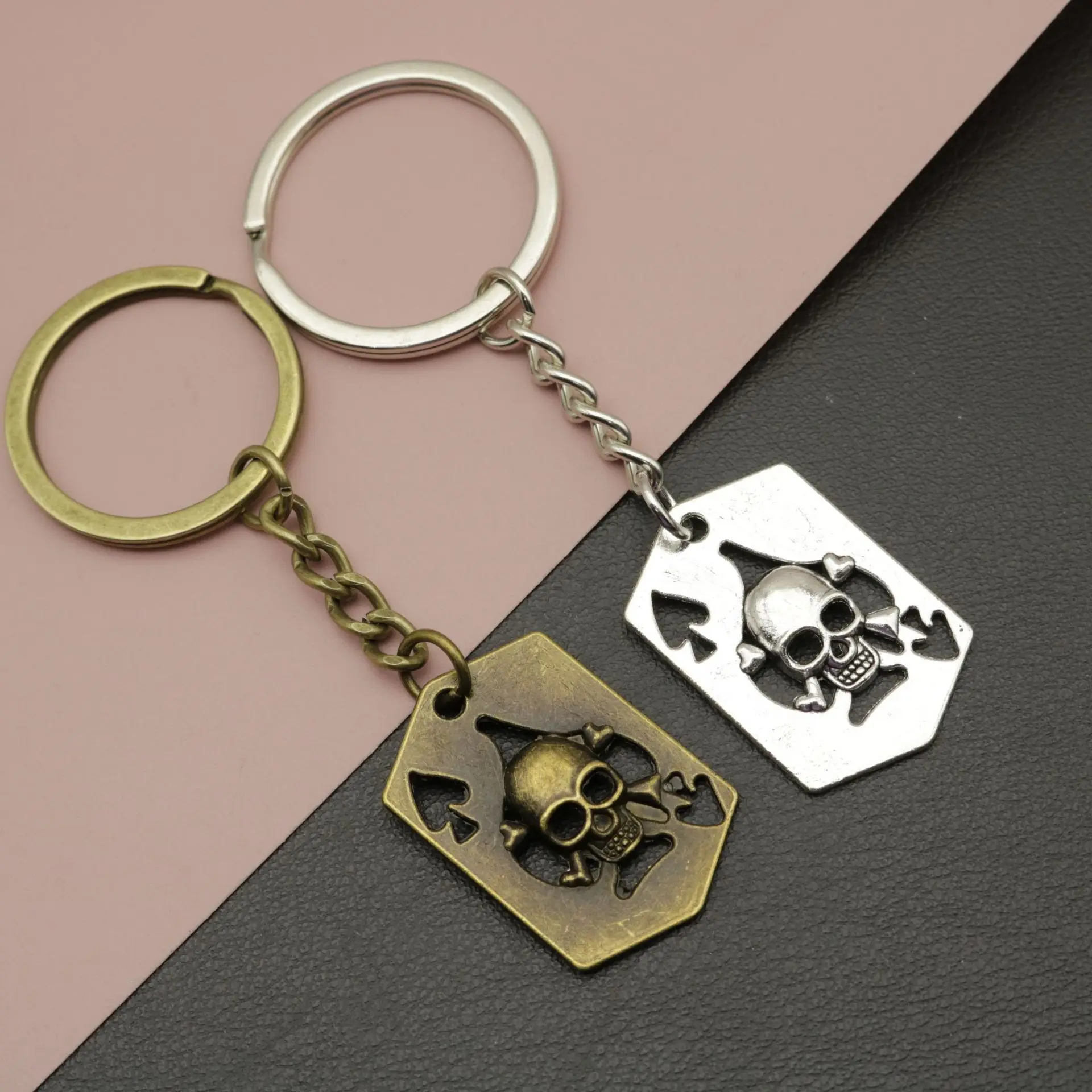 Fashion Trendy Spade A Skull Poker Keychain Minimalist Key Ring Personalized Hip Hop Accessory for Men