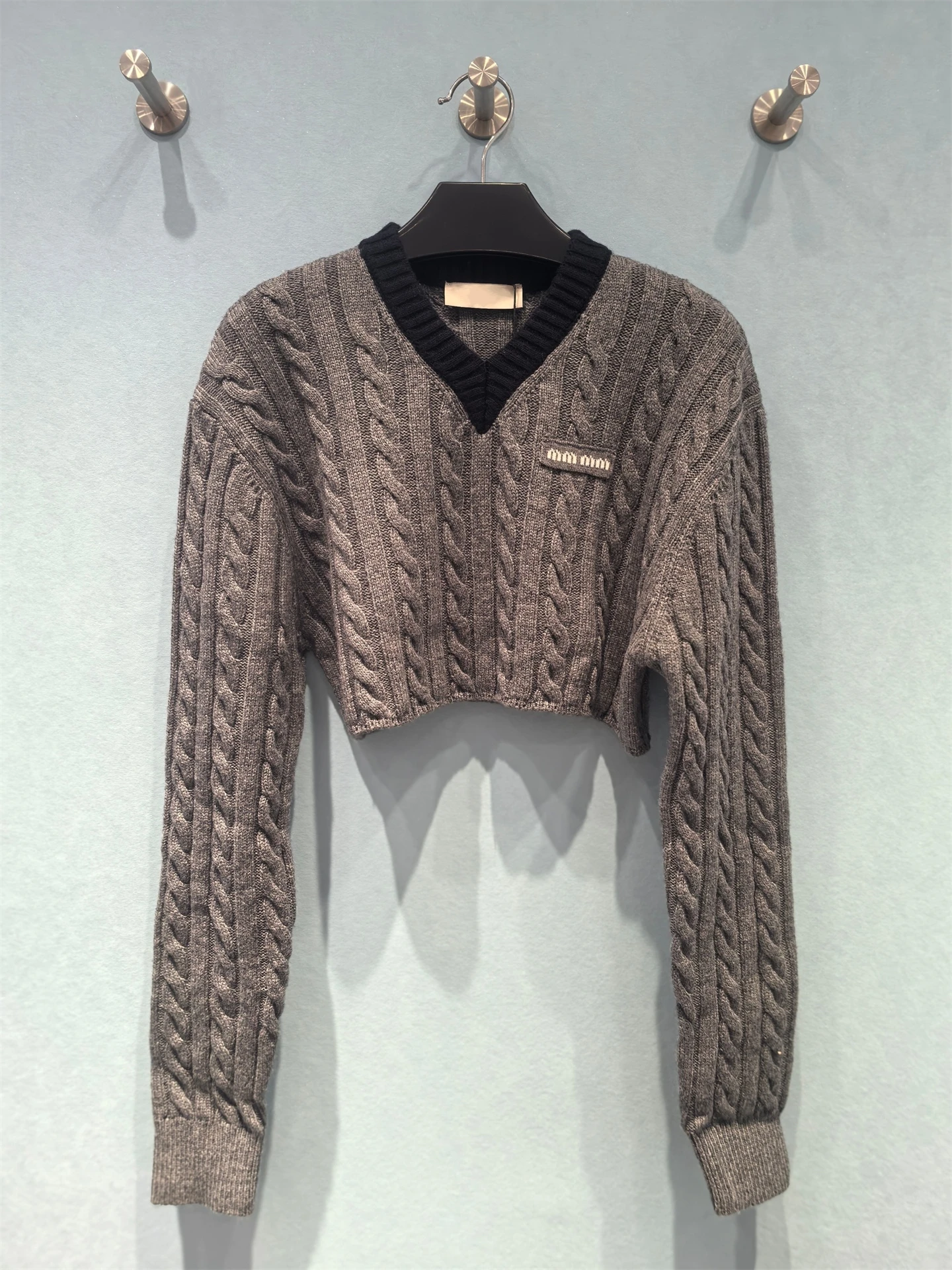 

2025 Autumn Slim-Fit Short Cropped Cable-Knit Wool Sweater