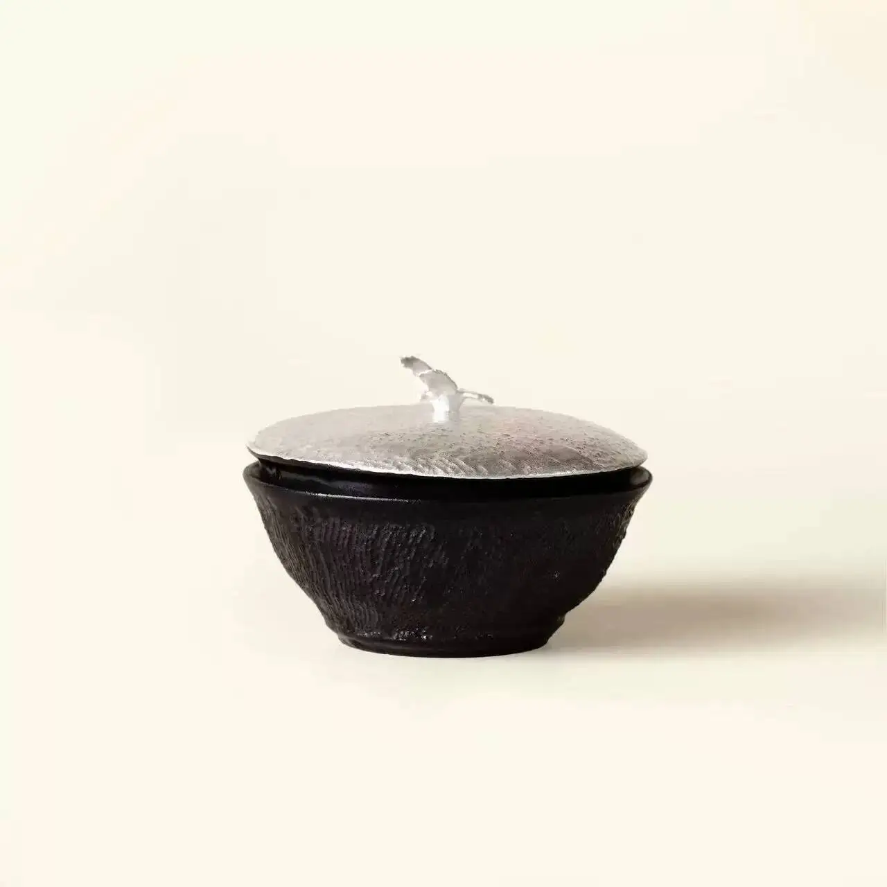 

A Large Display Of Artistic Flair Purple Clay Gaiwan Silver-Plated Design / Kung Fu Tea Set