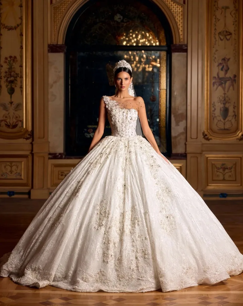 Gorgeous Wedding Ball Gowns Lace Appliques Beaded Crystal Lace Up Trailing Bridal Dresses Castle Dress Robe de mariée Custom