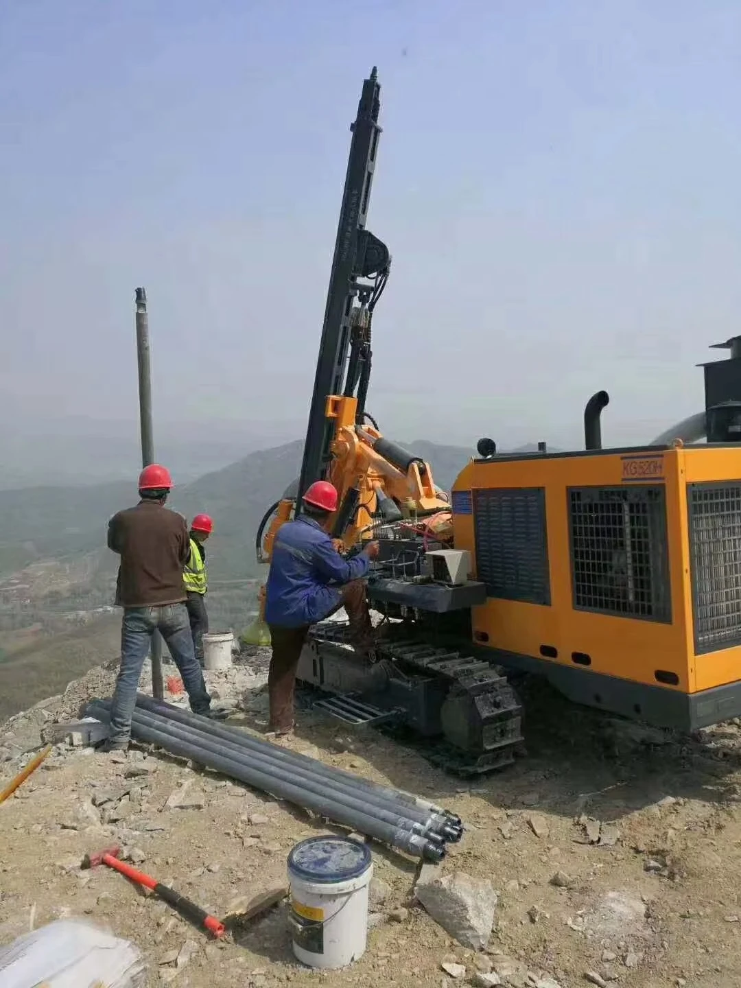 Down the Hole Drill Crawler Surface Portable Integrated Blast Hole Drilling Machine Diesel 40m Depth 90-152mm Dust Collector