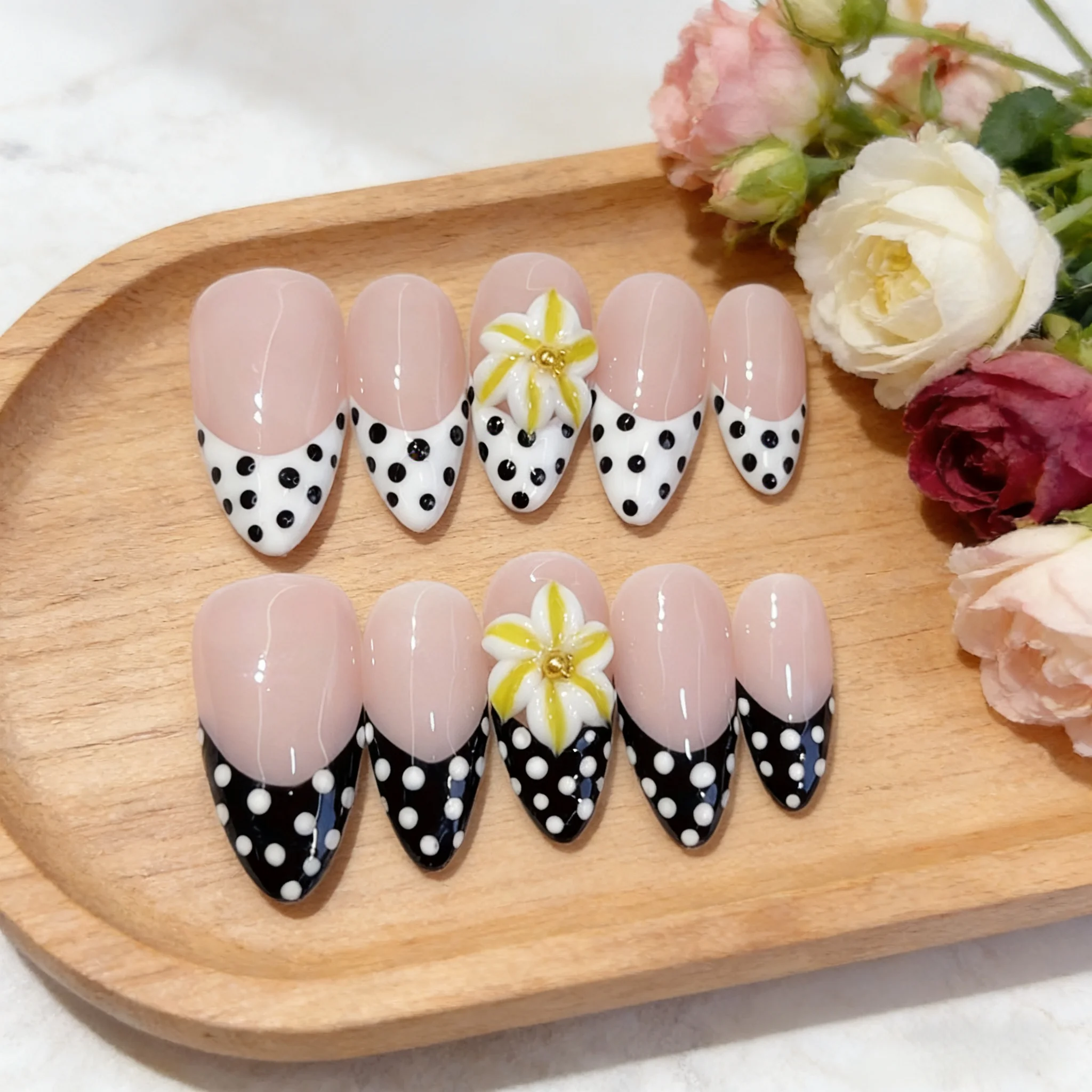 

10PCS Retro Polka Dot Press On Nails Almond 3D Flower Design Black White French Fake Nails Sweet Cool Style Wearable Nail Art