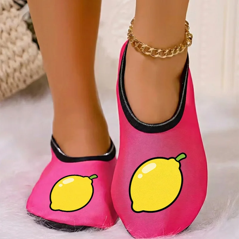 

Четырехсезонные носимые пары с мультяшным птичьим принтом и тонкой бархатной подкладкой, дышащие, высокоэластичные, противоскользящие тапочки для пола.
