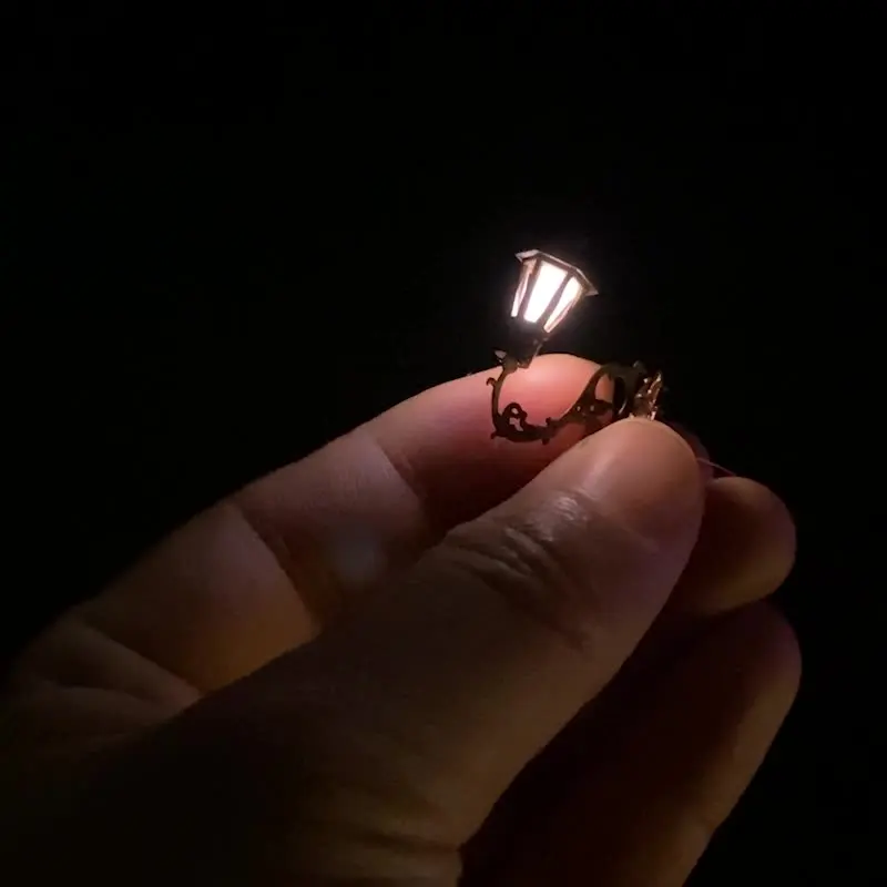 1:87 HO Scale Wall Lamp 3V LED Light Mini Street Wall Light DIY Dollhouse Micro Landscape Decor Diorama Accessories 2pcs/lot