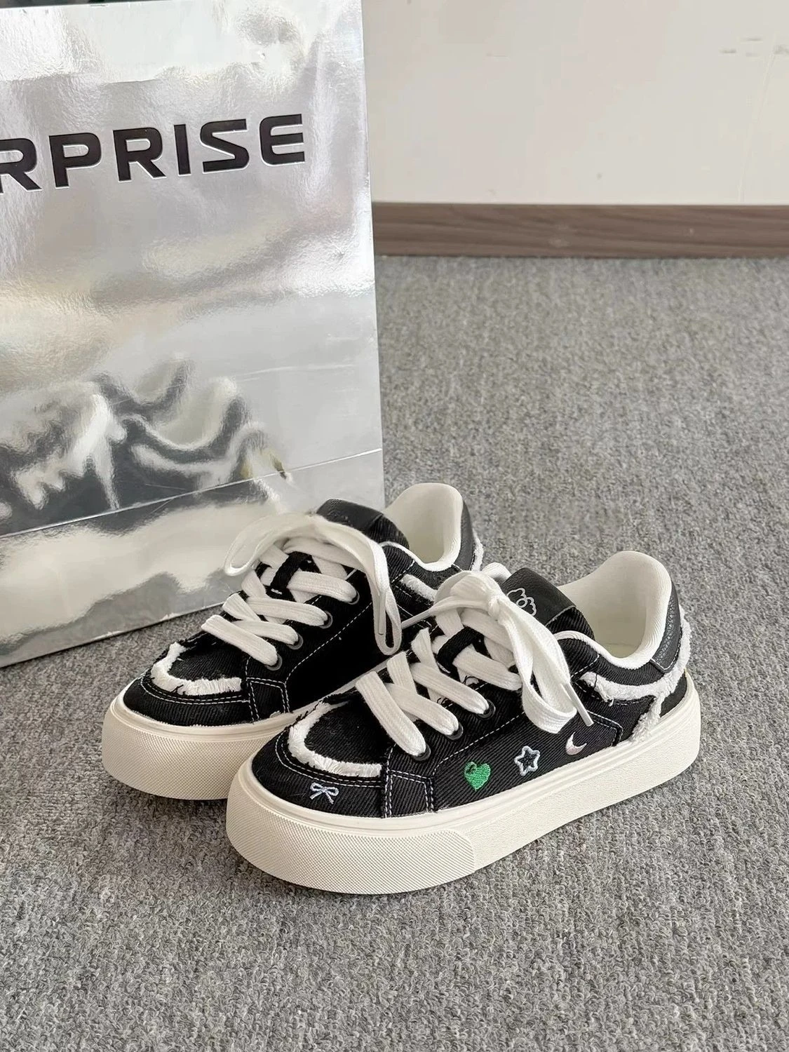 Vintage vulkanisierte Canvas-Schuhe für Damen mit Sternenstickerei, klobige Plateau-Sneaker im Retro-Stil, lässige Distressed-Sneaker. – Detail 10