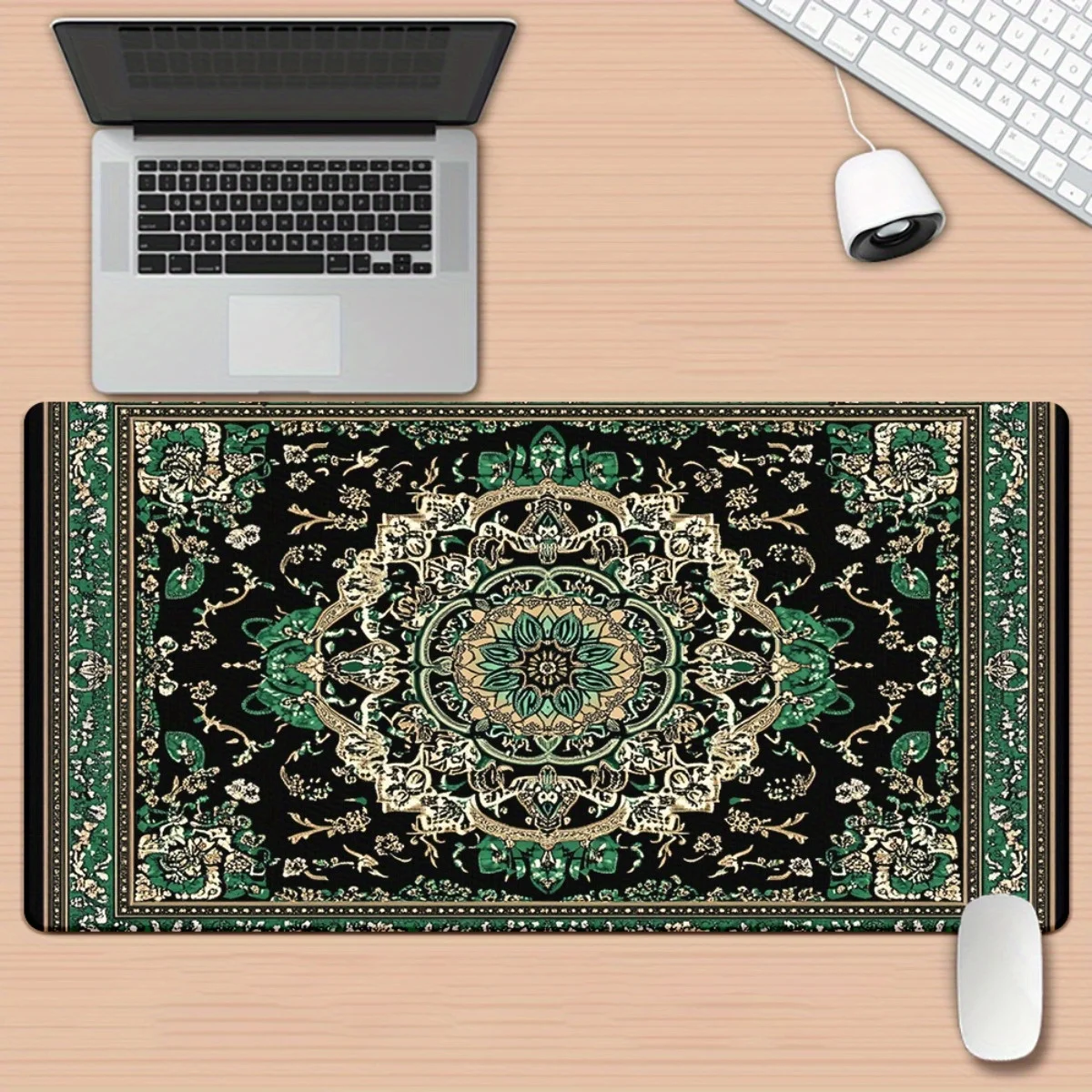 

Bohemian-style XXL mouse pad rubber is suitable for gaming and office use. It features elegant floral patterns and is washable