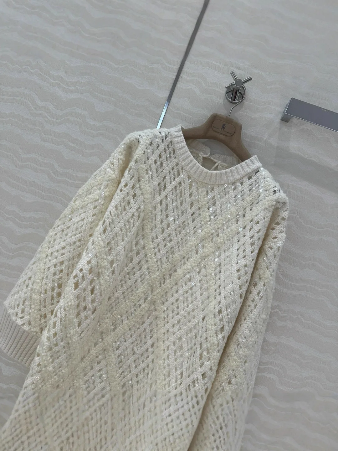 

Шелковая юбка с перьями на подкладке и круглым вырезом, кашемировое платье средней длины