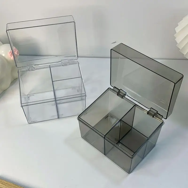 Transparenter Kunststoff-Aufbewahrungsorganizer mit 3 Fächern und staubdichten Klappdeckeln für die Aufbewahrung von Wattestäbchen, Haaraccessoires und kleinen Gegenständen im Badezimmer. – Detail 12