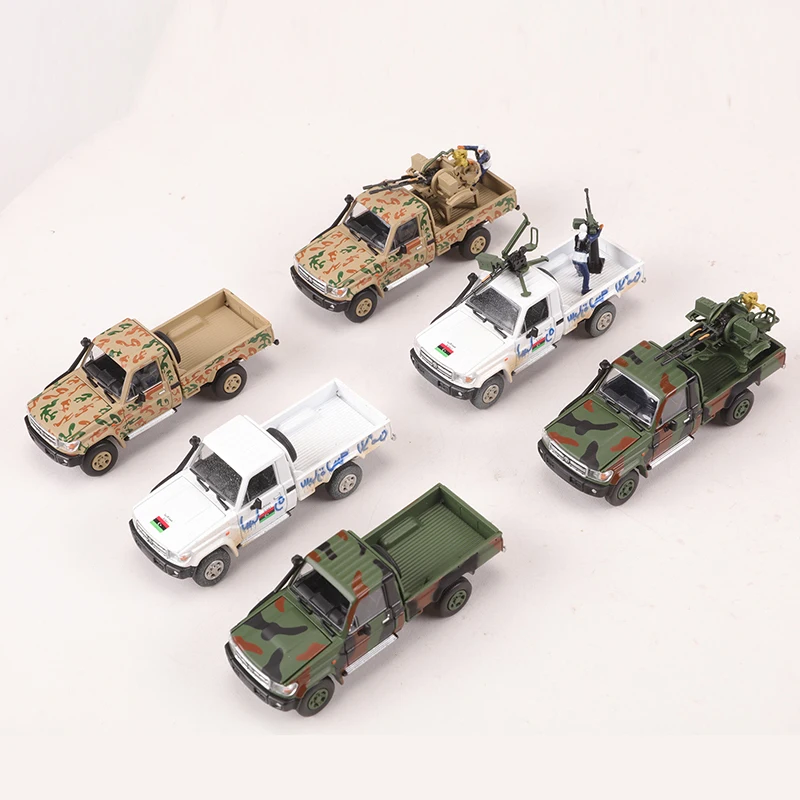 RM 1:64 LC79 War Pickup Diecast Alloy Model Car