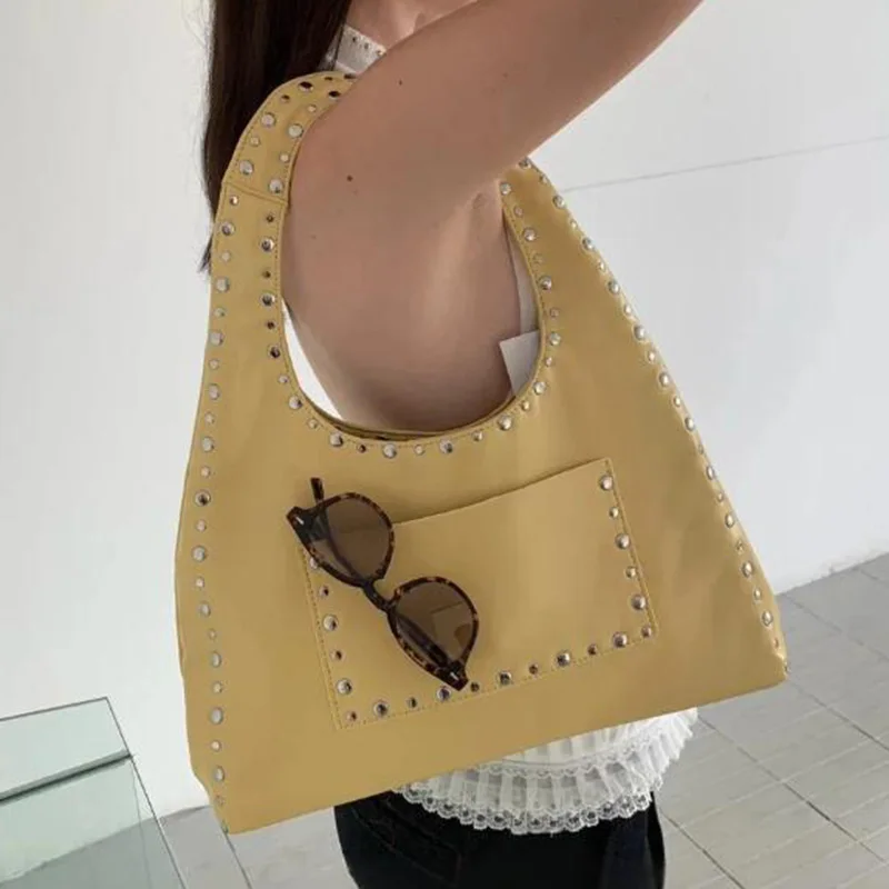 

Сумка на плечо с заклепками в стиле ретро, модная мотоциклетная сумка для девочек, вощеная кожа, простой дизайн, стильная большая вместительная карманная сумка