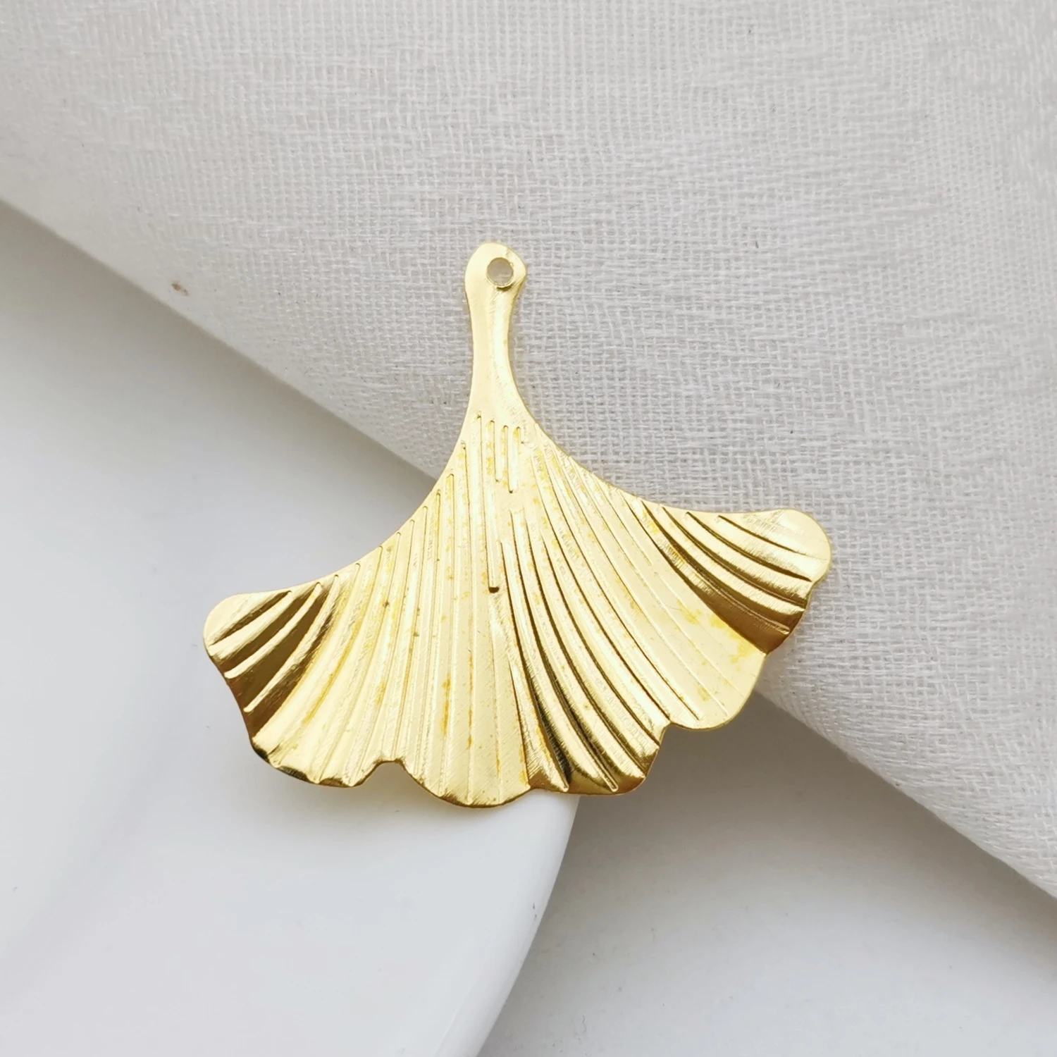 30 pieces 33x36mm Gold color Metal Filigree Ginkgo Leaf Flower Slice Charms Base Setting DIY Jewelry Components Findings