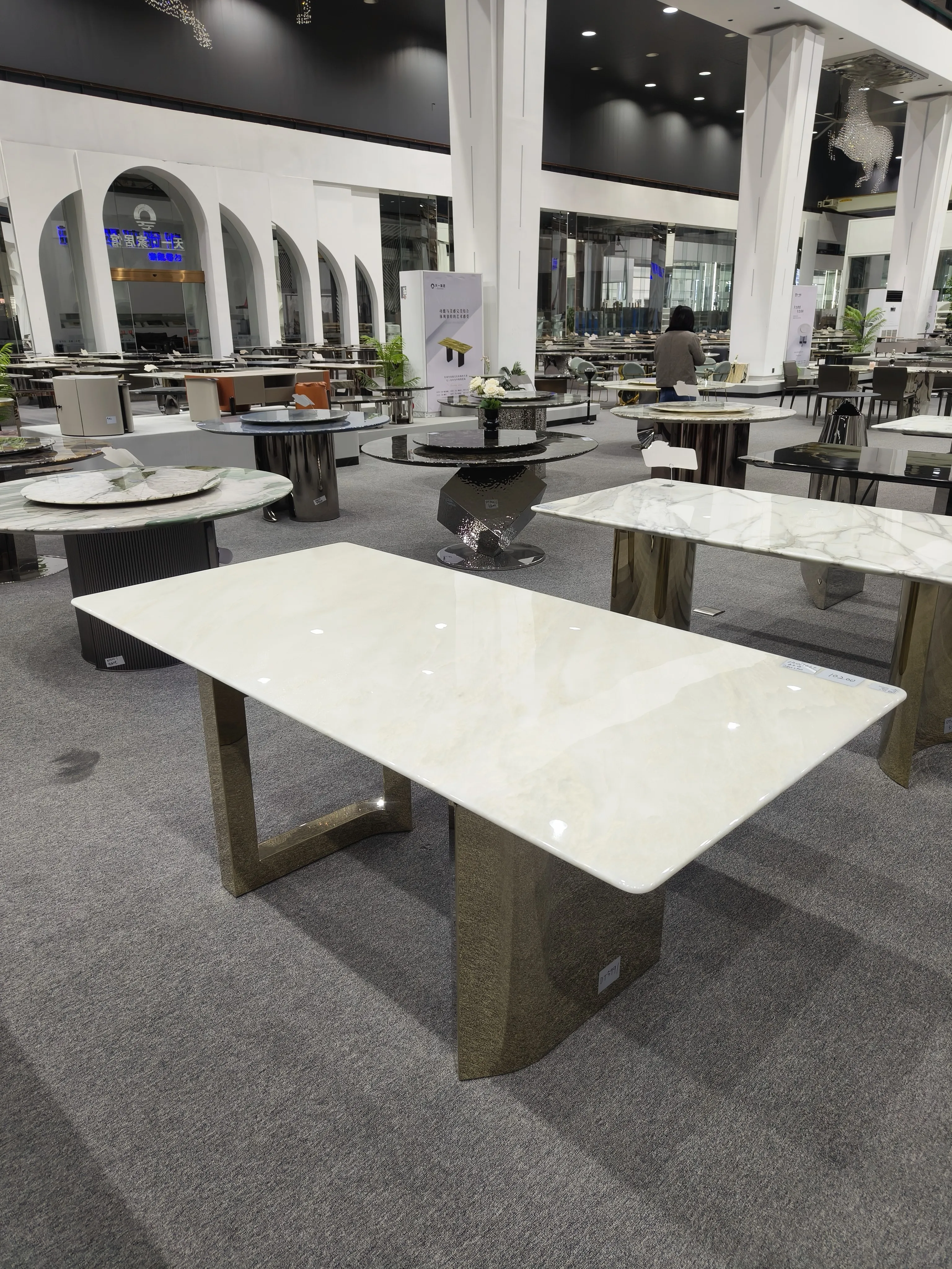 Comptoirs de cuisine en platine de décoration de cuisine moderne de la CE faite sur commande de pierre plate de marbre blanc de Milan