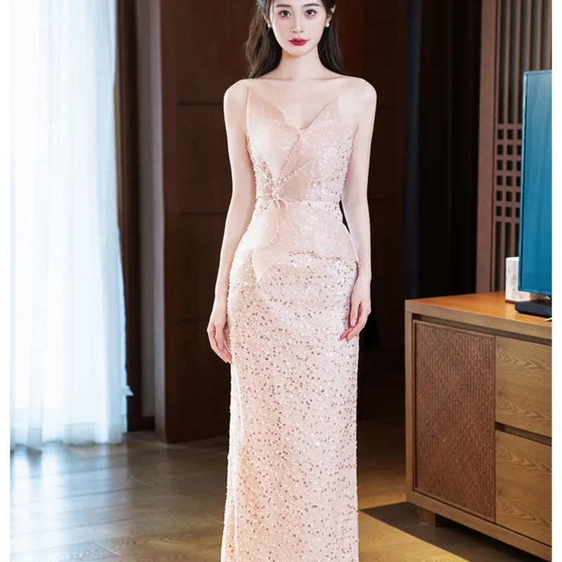 

A new pink toasting style with unique and light luxury feel