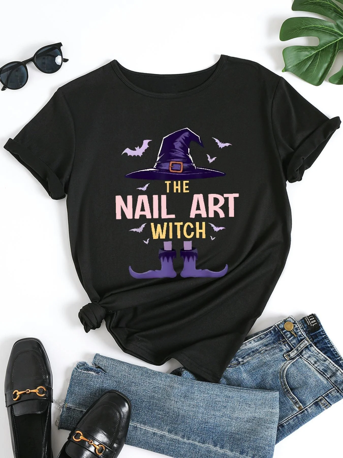 

Женская рубашка для ногтей на Хэллоуин с фиолетовой шляпой, сапогами на шею для художников ногтей, вечерние рубашки с бутылкой лака для ногтей, графический принт летучих мышей
