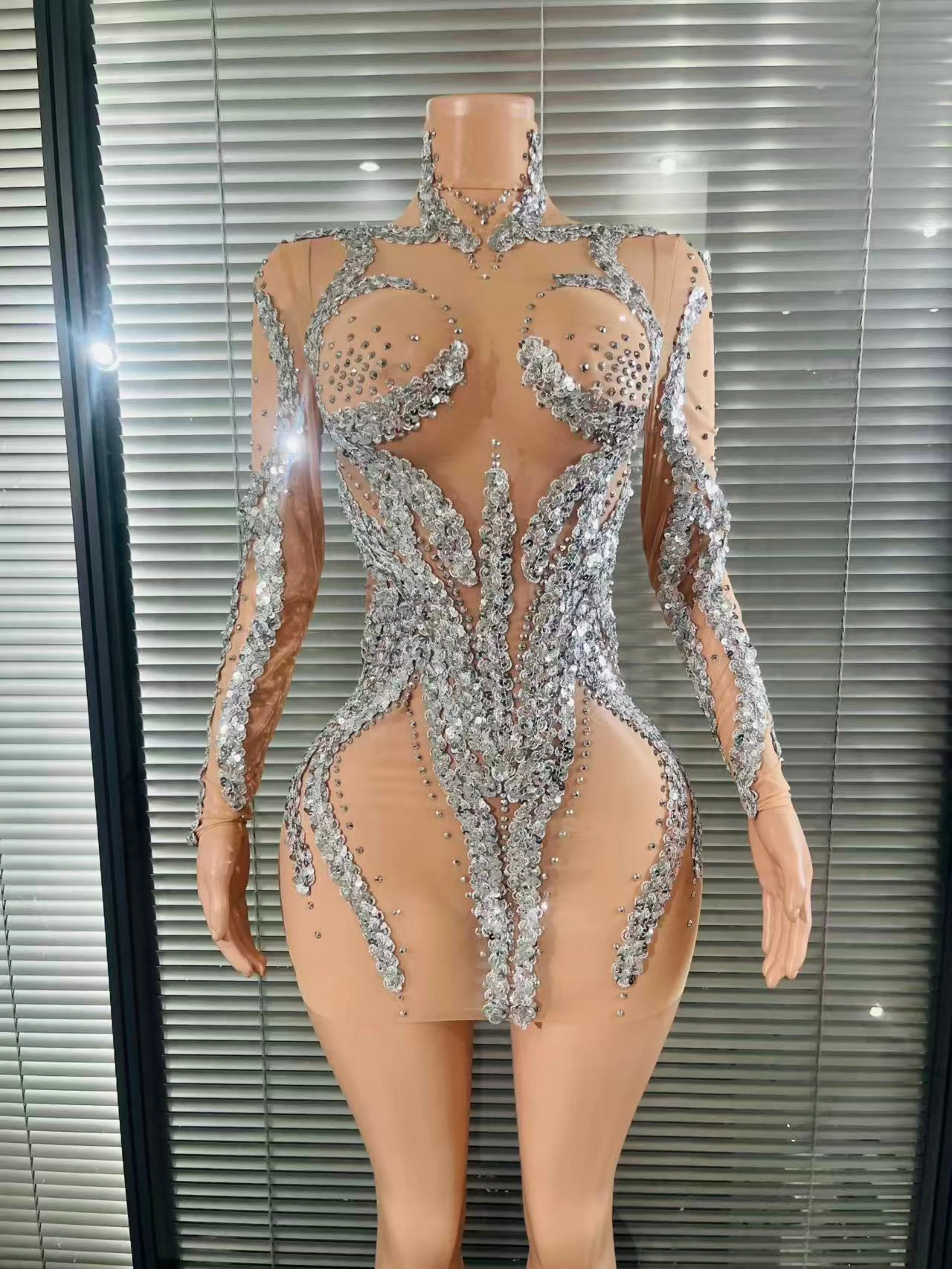 ชุดราตรีผ้าซีทรูหรูหราประดับเลื่อมสีเงินสำหรับงานพรอม งานเลี้ยงค็อกเทล และการแสดงบนเวที