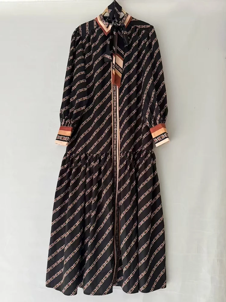 Designer-Hemdkleid mit Revers, einreihig, Krawatte und geraffter Taille, 2025, Herbst-Damenkleid, modisch, plissiert, lockerer, bauschiger Rock