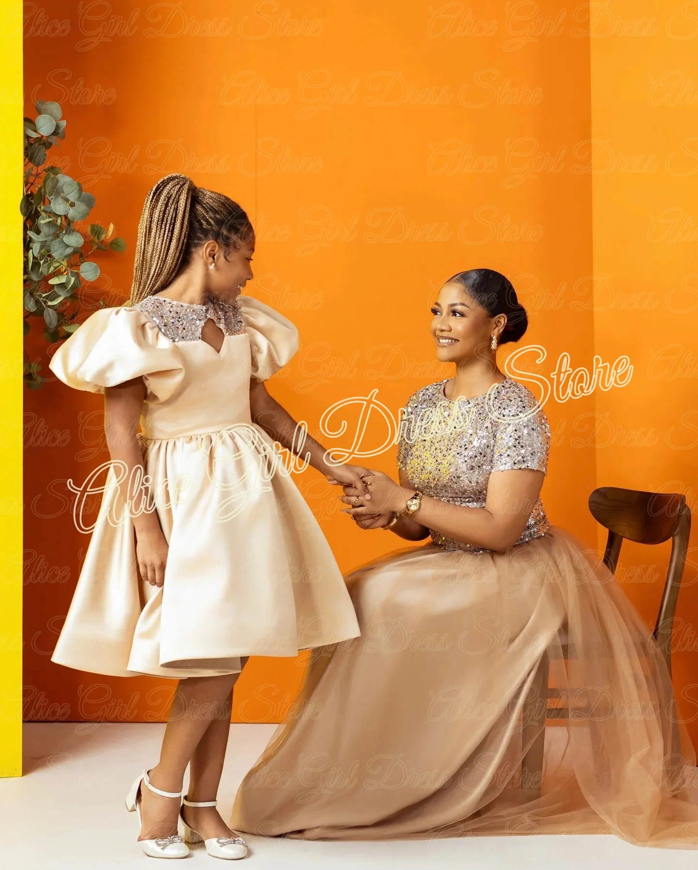 

Индивидуальные атласные платья с круглым вырезом для девочек на свадьбу, с пайетками, длиной до колена, для конкурсов красоты, праздничные платья для девочек на день рождения