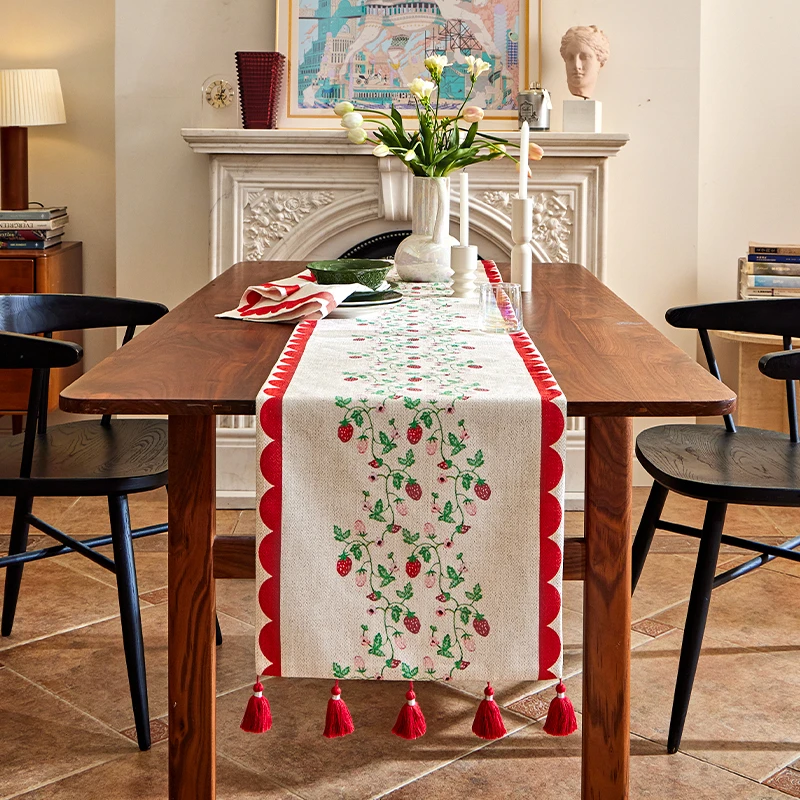 French Pastoral Table Runner Elegant Wild Strawberry Printed Diningtable Cabinet Tea Flag Exquisite Home Decoration Cover Cloth