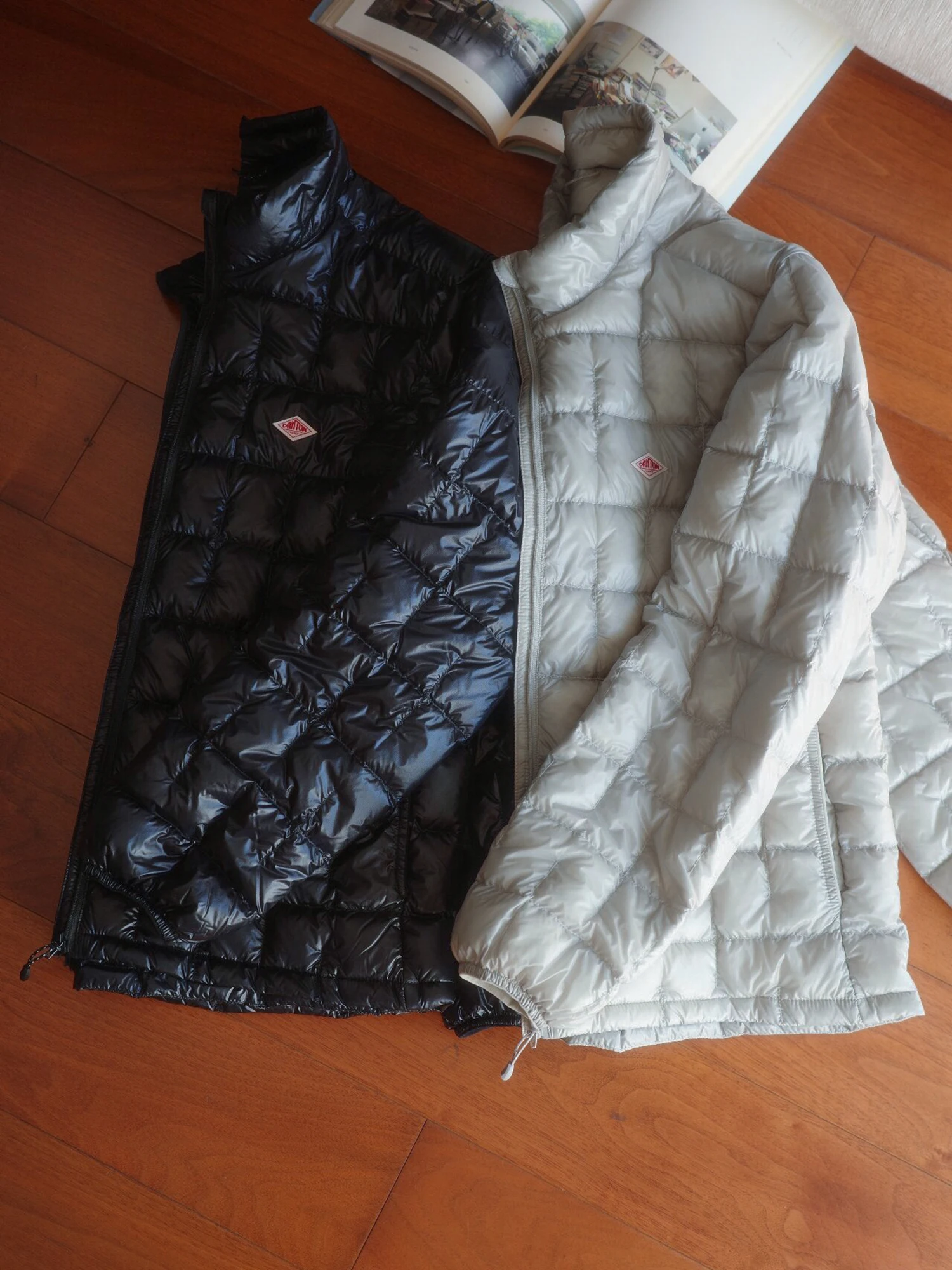 

Легкая, мягкая, теплая стеганая куртка-парка с воротником-стойкой, наполненная 90% белым гусиным пухом, с декоративной строчкой, женская.