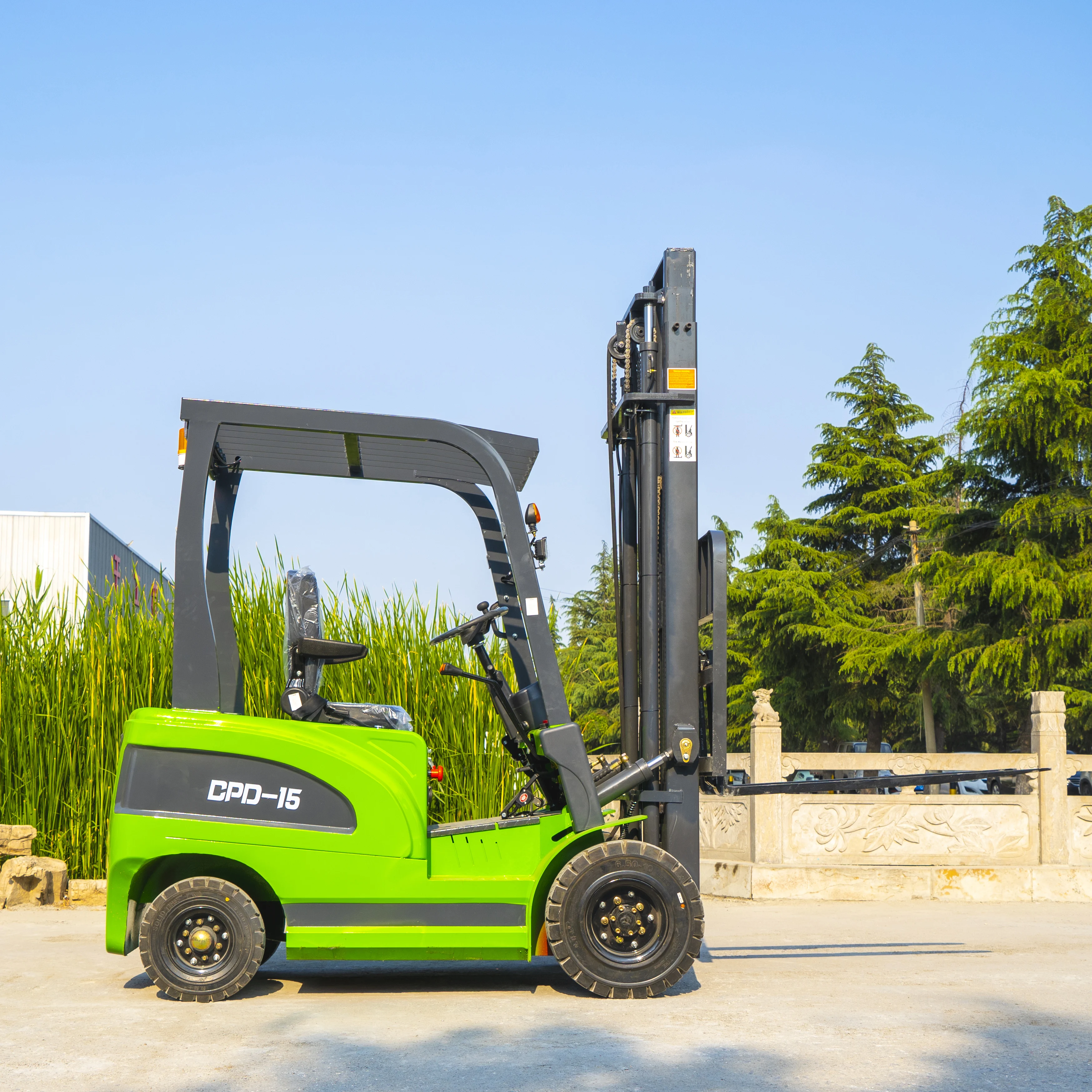 High Quality Electric Forklift Truck Energy Saving Battery 1500kg Four Wheel Forklifts Truck for Warehouse Factory Direct Sales