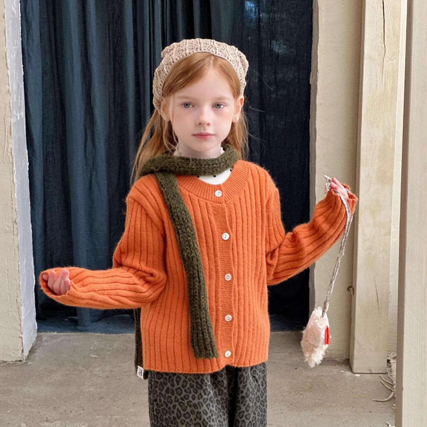 ΠΡΠ΅Π½Π½Π΅-Π·ΠΈΠΌΠ½ΠΈΠΉ ΠΊΠ°ΡΠ΄ΠΈΠ³Π°Π½ Π΄Π»Ρ Π΄Π΅Π²ΠΎΡΠ΅ΠΊ, Π²ΡΠ·Π°Π½ΡΠΉ ΡΠ²ΠΈΡΠ΅Ρ Π² ΡΡΠΈΠ»Π΅ ΡΠ΅ΡΡΠΎ, ΠΎΡΠ°Π½ΠΆΠ΅Π²ΡΠΉ, Ρ ΠΊΡΡΠ³Π»ΡΠΌ Π²ΡΡΠ΅Π·ΠΎΠΌ, ΠΎΠ΄Π½ΠΎΠ±ΠΎΡΡΠ½ΡΠΉ, Ρ Π΄Π»ΠΈΠ½Π½ΡΠΌΠΈ ΡΡΠΊΠ°Π²Π°ΠΌΠΈ, ΠΊΠΎΡΠ΅ΠΉΡΠΊΠΈΠΉ ΠΊΠ°ΡΠ΄ΠΈΠ³Π°Π½, ΠΊΡΡΡΠΊΠΈ ΠΡΠ΅Π½Π½Π΅-Π·ΠΈΠΌΠ½ΠΈΠΉ ΠΊΠ°ΡΠ΄ΠΈΠ³Π°Π½ Π΄Π»Ρ Π΄Π΅Π²ΠΎΡΠ΅ΠΊ, Π²ΡΠ·Π°Π½ΡΠΉ ΡΠ²ΠΈΡΠ΅Ρ Π² ΡΡΠΈΠ»Π΅ ΡΠ΅ΡΡΠΎ, ΠΎΡΠ°Π½ΠΆΠ΅Π²ΡΠΉ, Ρ ΠΊΡΡΠ³Π»ΡΠΌ Π²ΡΡΠ΅Π·ΠΎΠΌ, ΠΎΠ΄Π½ΠΎΠ±ΠΎΡΡΠ½ΡΠΉ, Ρ Π΄Π»ΠΈΠ½Π½ΡΠΌΠΈ ΡΡΠΊΠ°Π²Π°ΠΌΠΈ, ΠΊΠΎΡΠ΅ΠΉΡΠΊΠΈΠΉ ΠΊΠ°ΡΠ΄ΠΈΠ³Π°Π½, ΠΊΡΡΡΠΊΠΈ